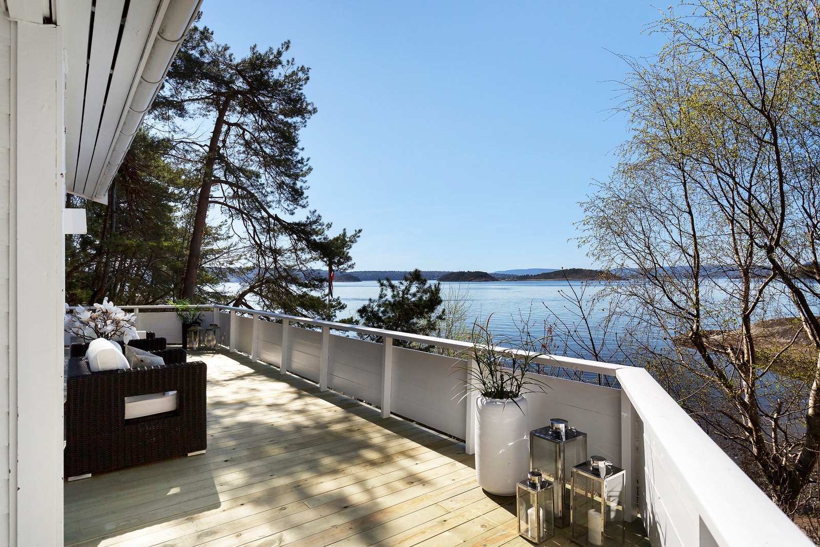 Solrik, vestvendt terrasse med adkomst fra stue og hovedsoverom Galleribilde