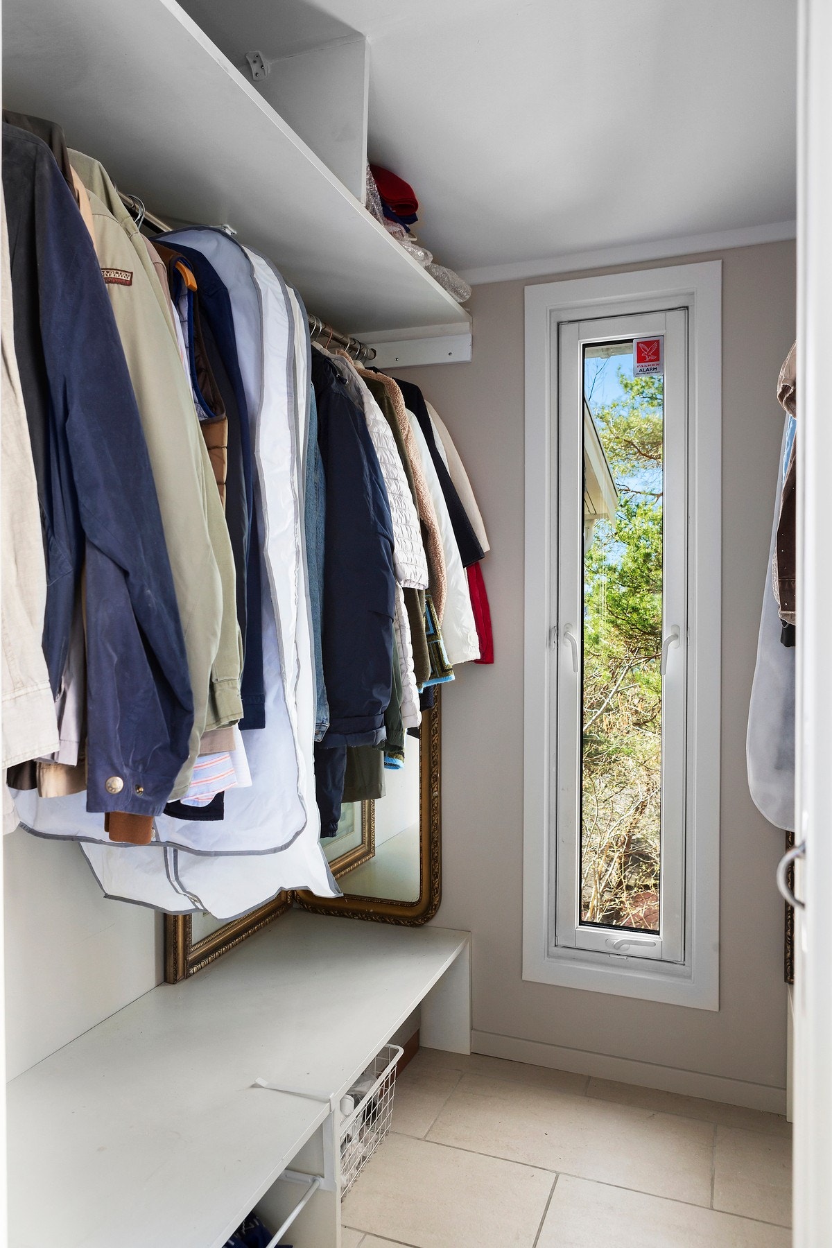 Romslig garderobe i entré Galleribilde