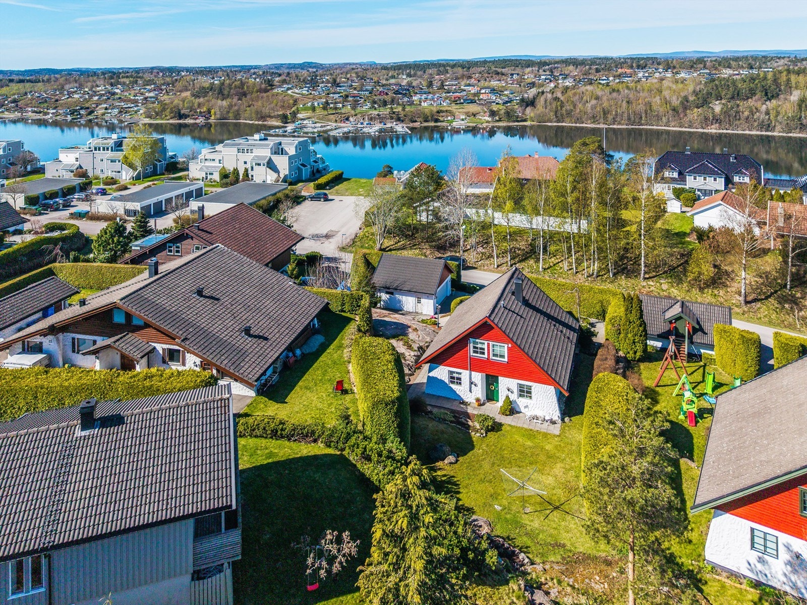 I kort gangavstand lokker Ramberg badeplass med forfriskende sommerbad. Galleribilde