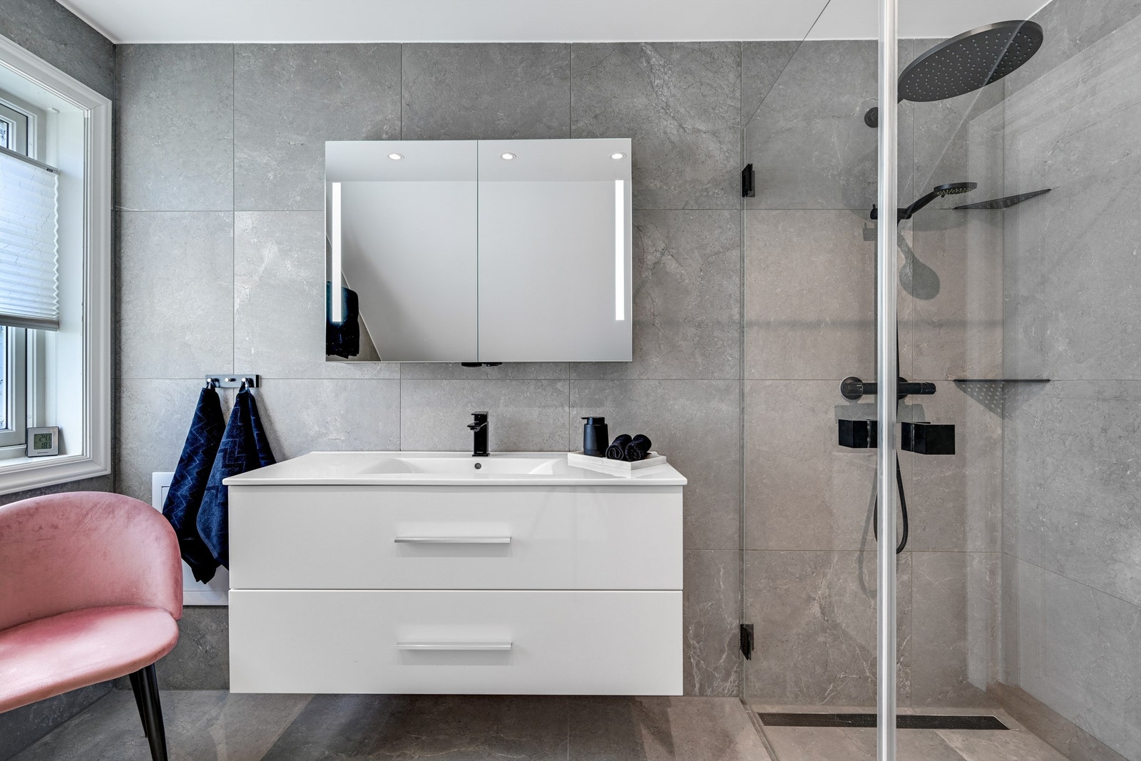 Badet i andre etasje ble totalrenovert i 2023 av fagfolk, med fliser på gulv og vegger, og elektriske varmekabler. Galleribilde