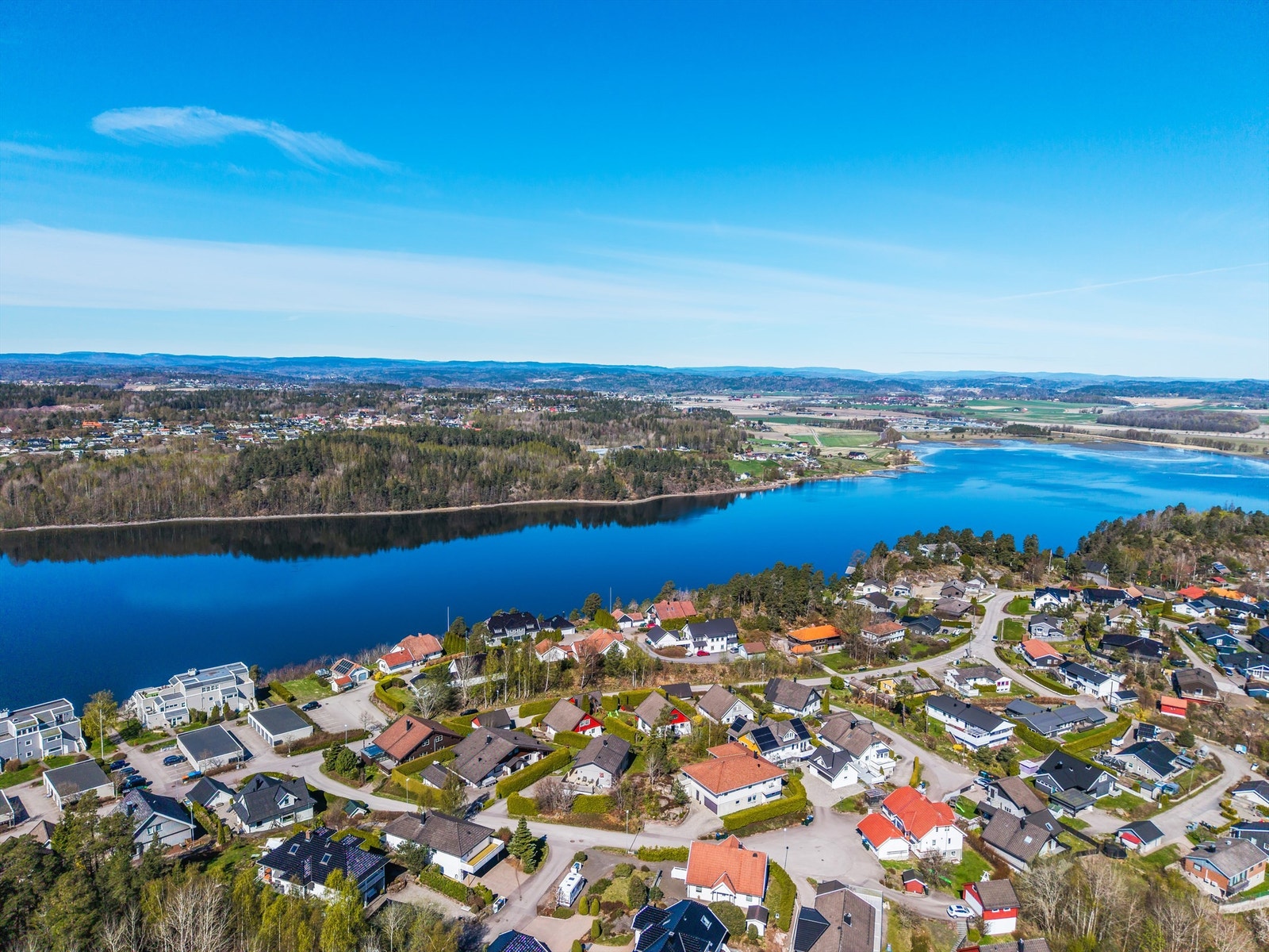 Idyllisk beliggenhet med nærhet til sjøen. Galleribilde