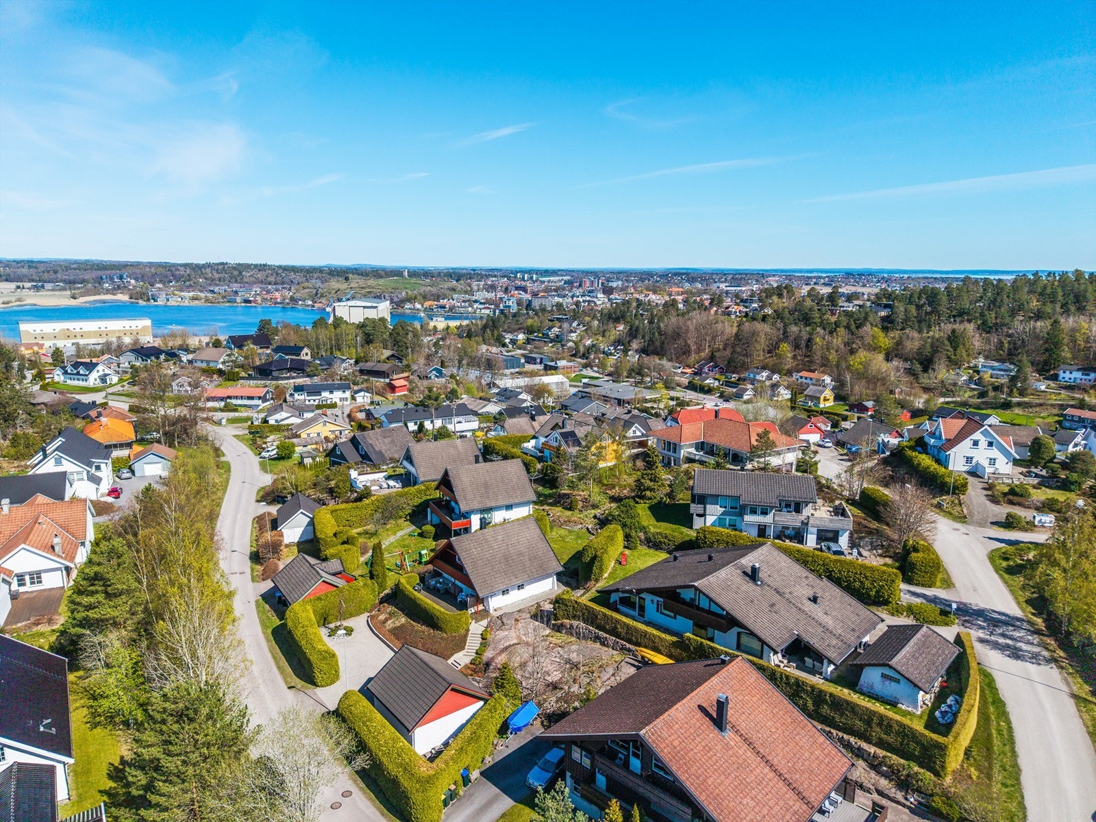 Oversikt over det etablerte og rolige boligområdet. Galleribilde