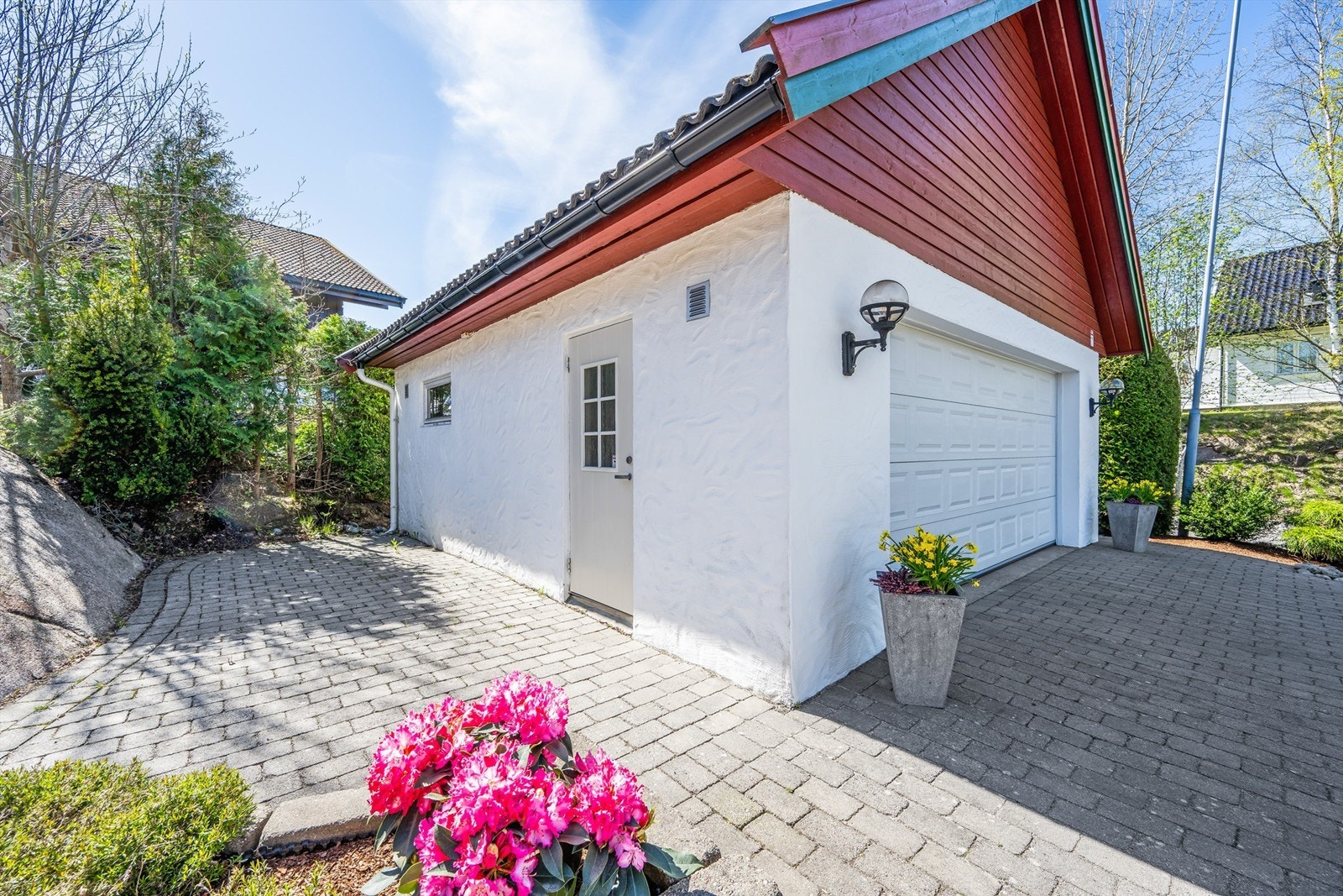 Garasjen har også en egen bi-inngangsdør. Galleribilde