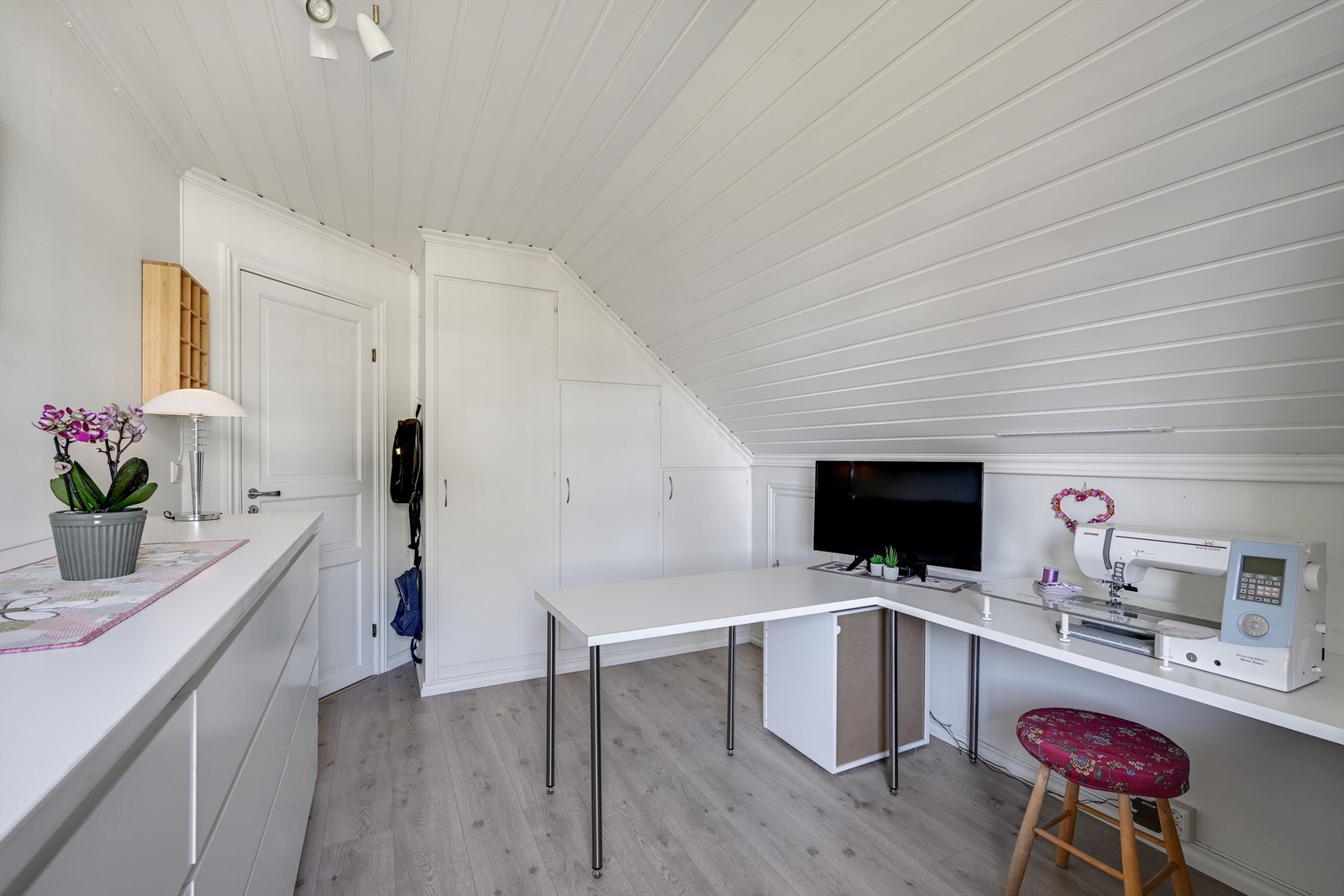 Rommet er lyst og har god plass til både seng og arbeidsområde. Galleribilde