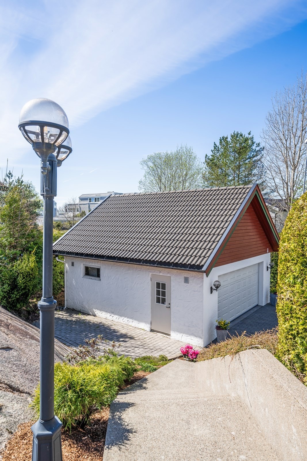 Dobbelgarasjen ble oppført i 2005 og har et areal på 40 m². Galleribilde