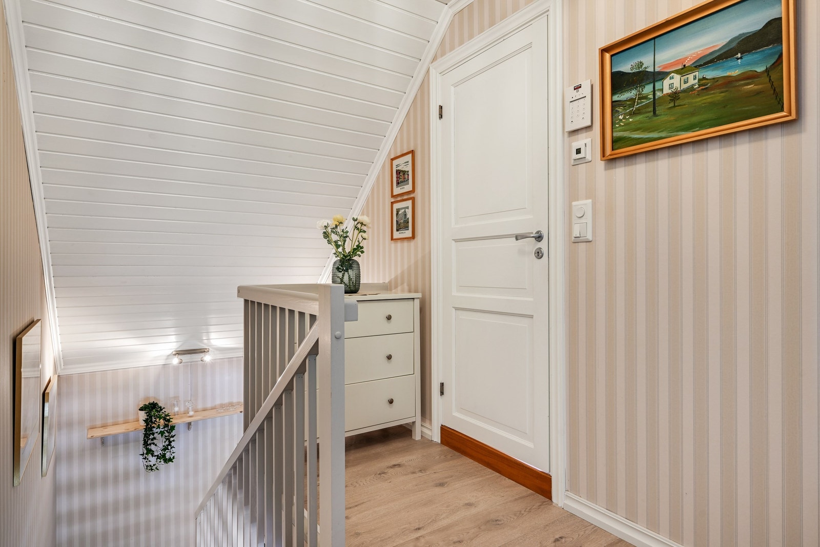 Trappegangen i andre etasje leder til soverommene og badet. Galleribilde