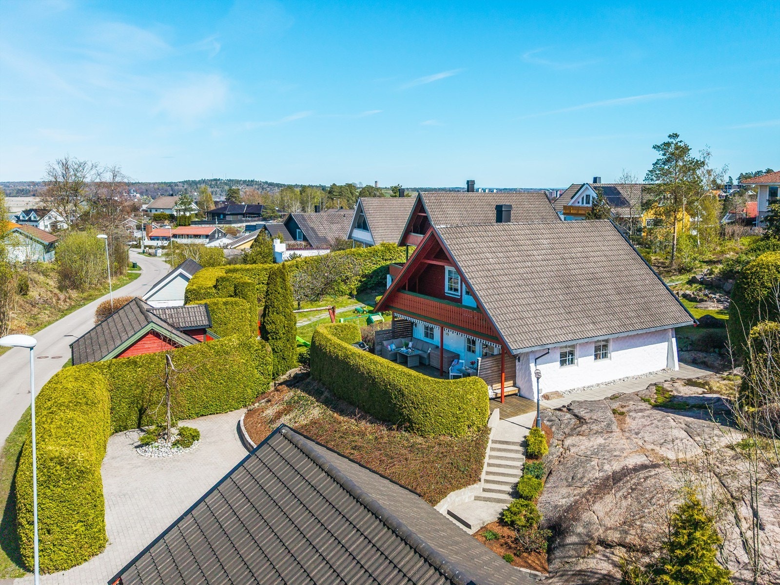 Et meget barnevennlig område med kort vei til skoler, barnehager og lekeplass. Galleribilde