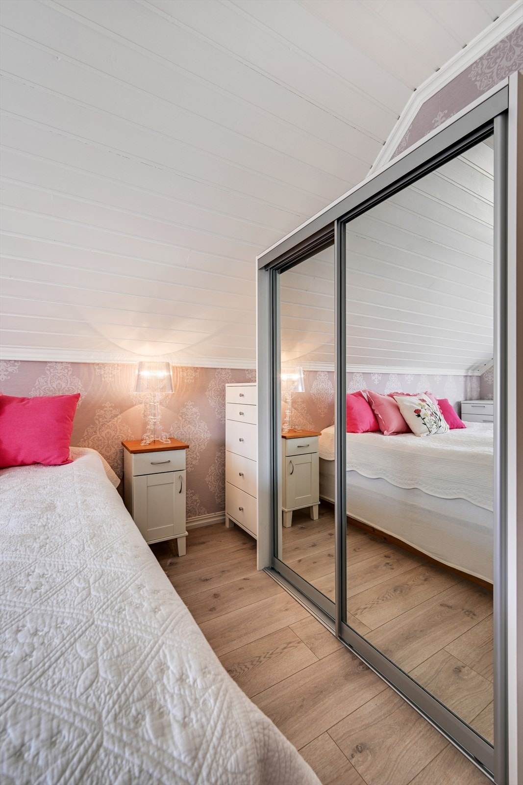God oppbevaringsplass i skyvedørsgarderobe med speilfronter. Galleribilde