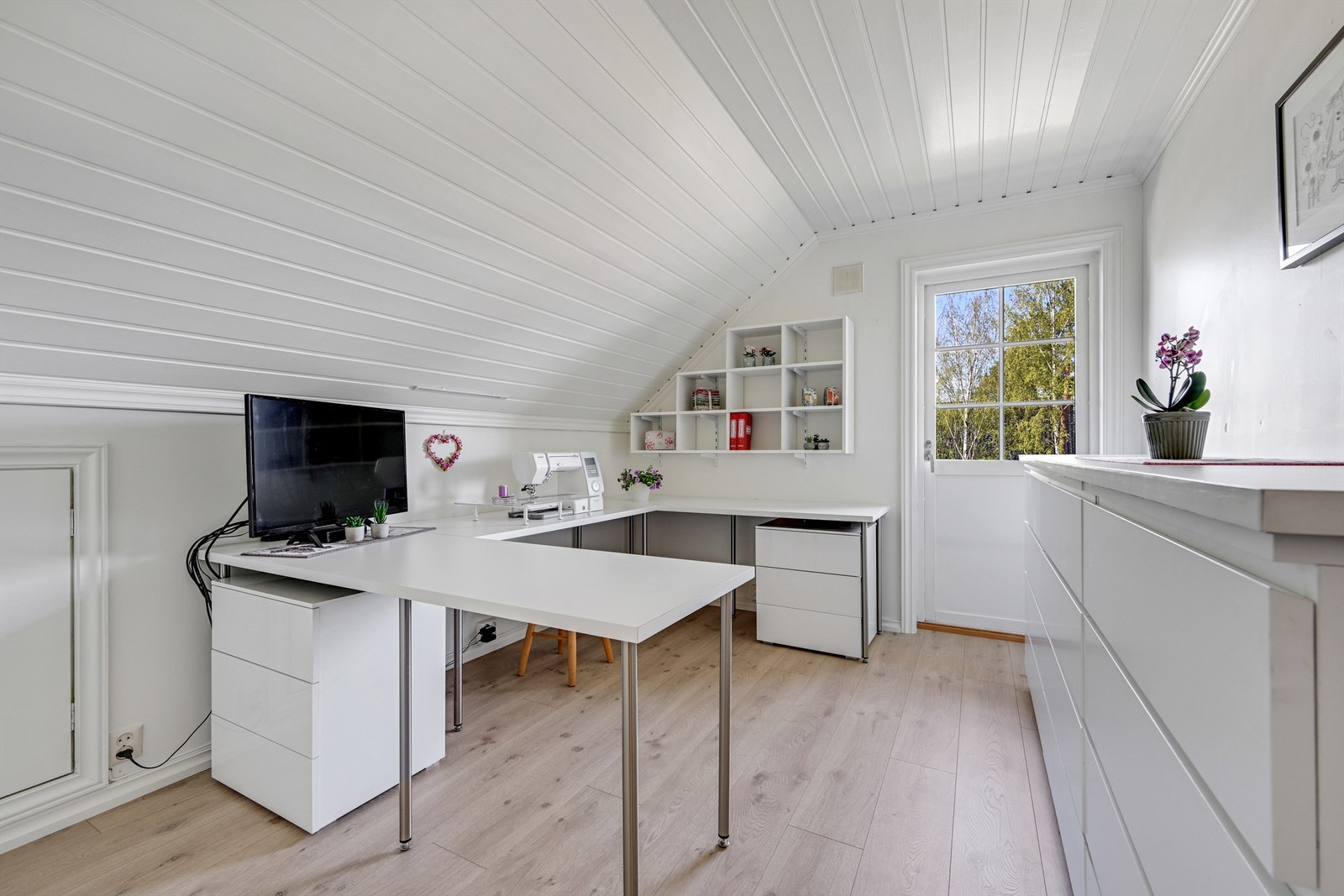 Ett av soverommene i andre etasje har direkte utgang til en vestvendt balkong. Galleribilde