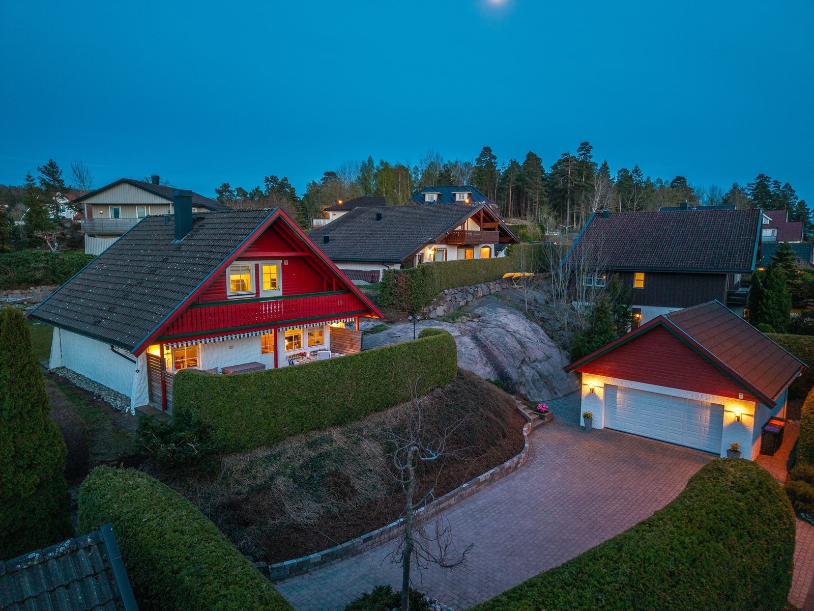 Eiendommen ligger i et idyllisk og rolig boligområde i Rambergåsen. Galleribilde