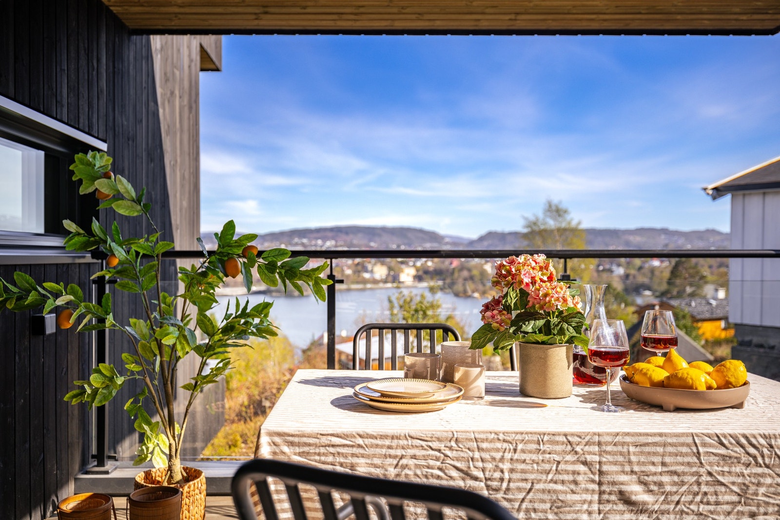 Balkongen har sol fra formiddag til kveld Galleribilde