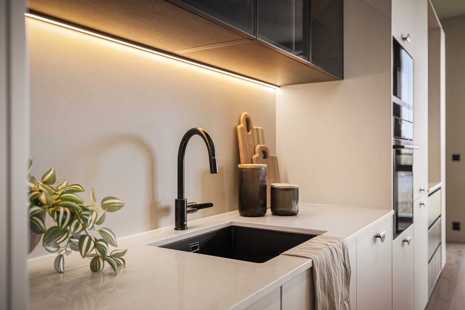 Eksklusiv benkeplate i komposittstein fra Silestone - Kjøkkenet har masse fin belysning Galleribilde