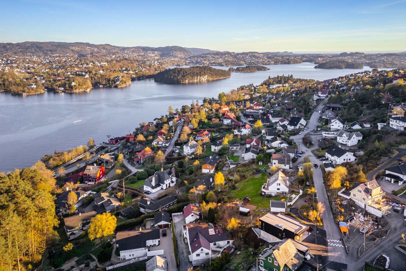 Fin beliggenhet midt mellom fjord og fjell - Det er kun 10 minutters gange til nærmeste badestrand, Langestranden Galleribilde
