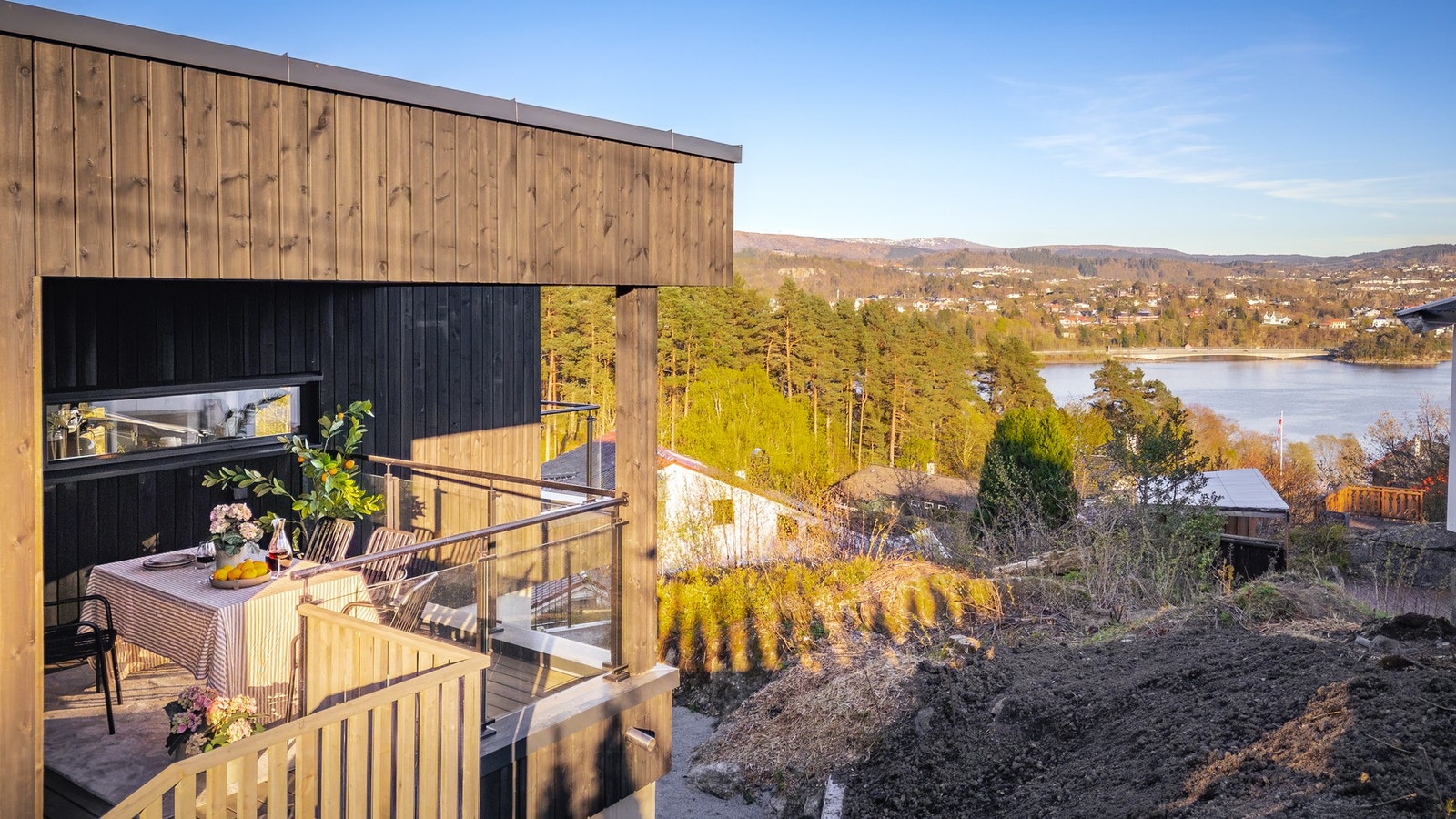 Både kledning og terrassebord er royalimpregnert fra Møre Royal for å sikre minimalt vedlikeholdsbehov Galleribilde