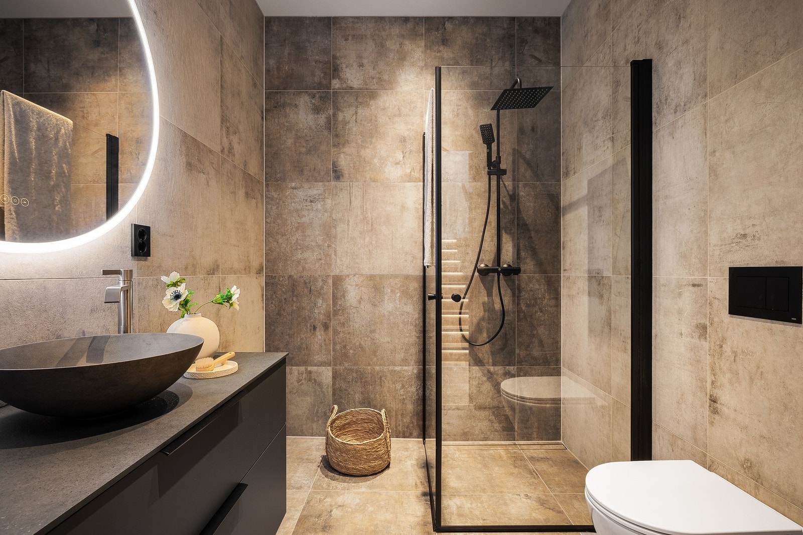 Nok et rålekkert helfliset bad - Dette badet har 60x60 fliser Galleribilde