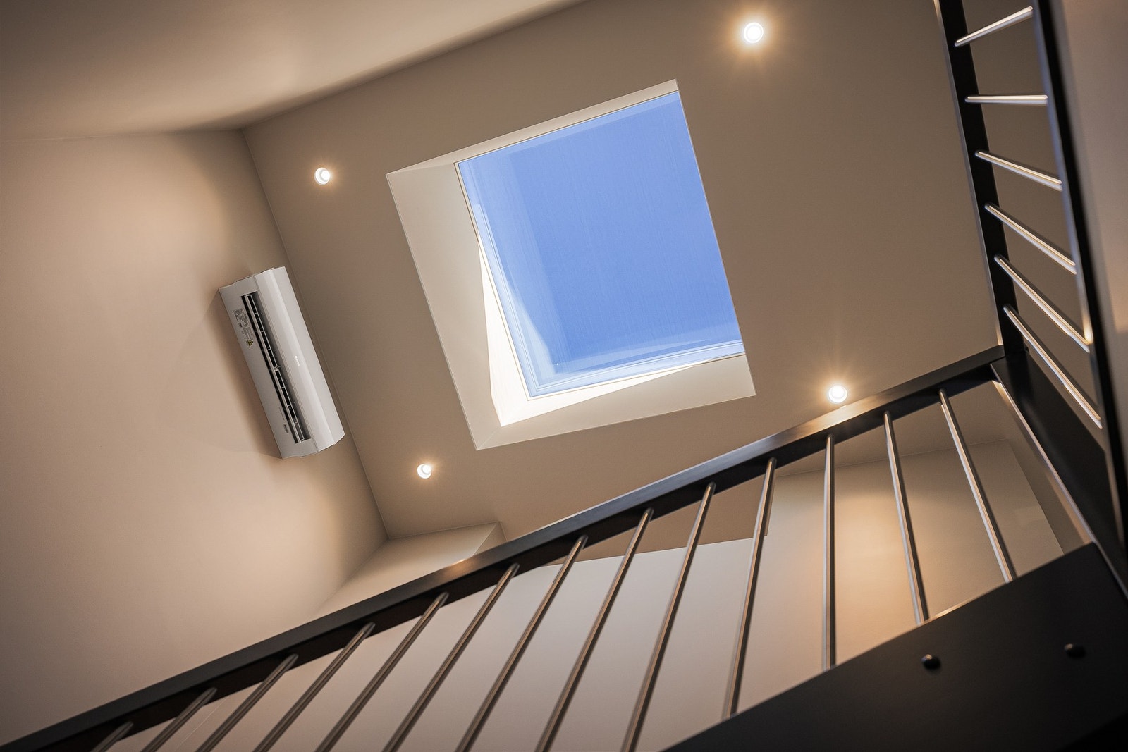 Stort 120x120 cm takvindu med kuppel over trappen gir fint lys som du vil sette pris på Galleribilde