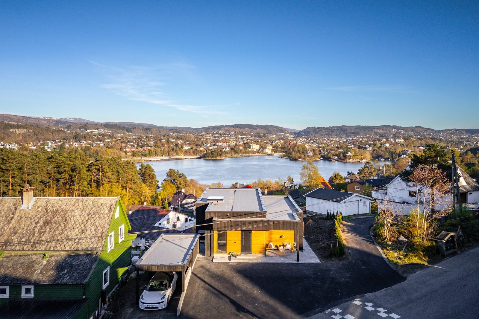 Det er god plass til flere biler på egen tomt Galleribilde