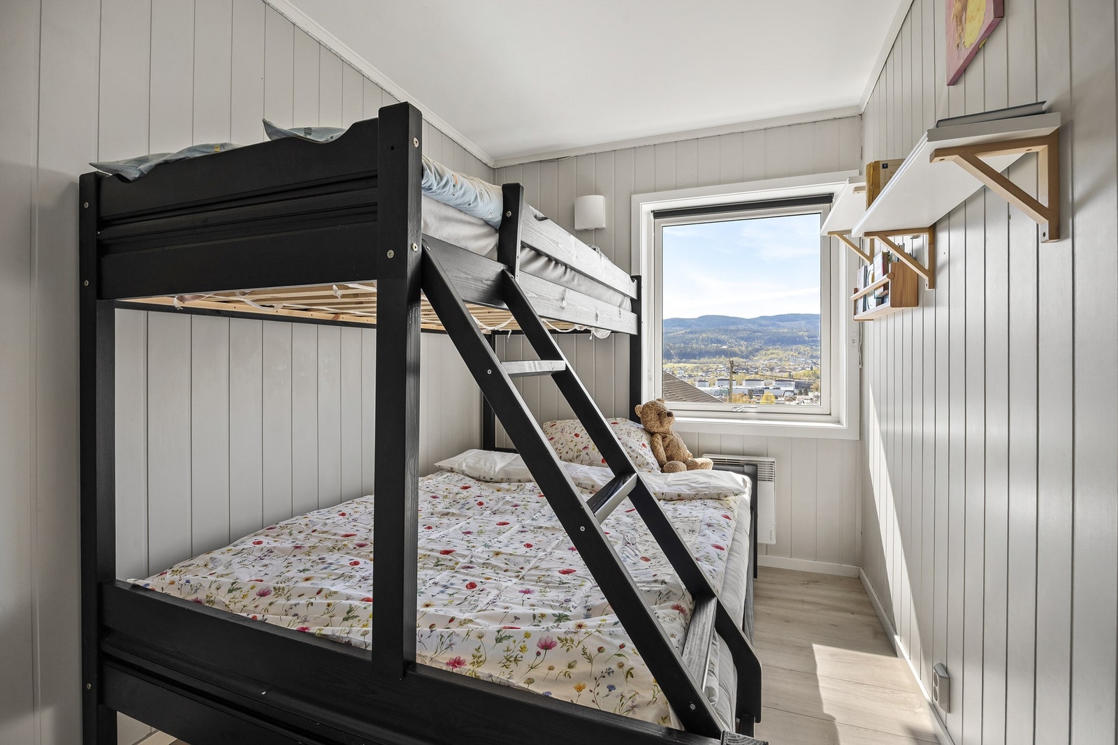 Det andre soverommet er lyst og trivelig, med plass til seng. Galleribilde