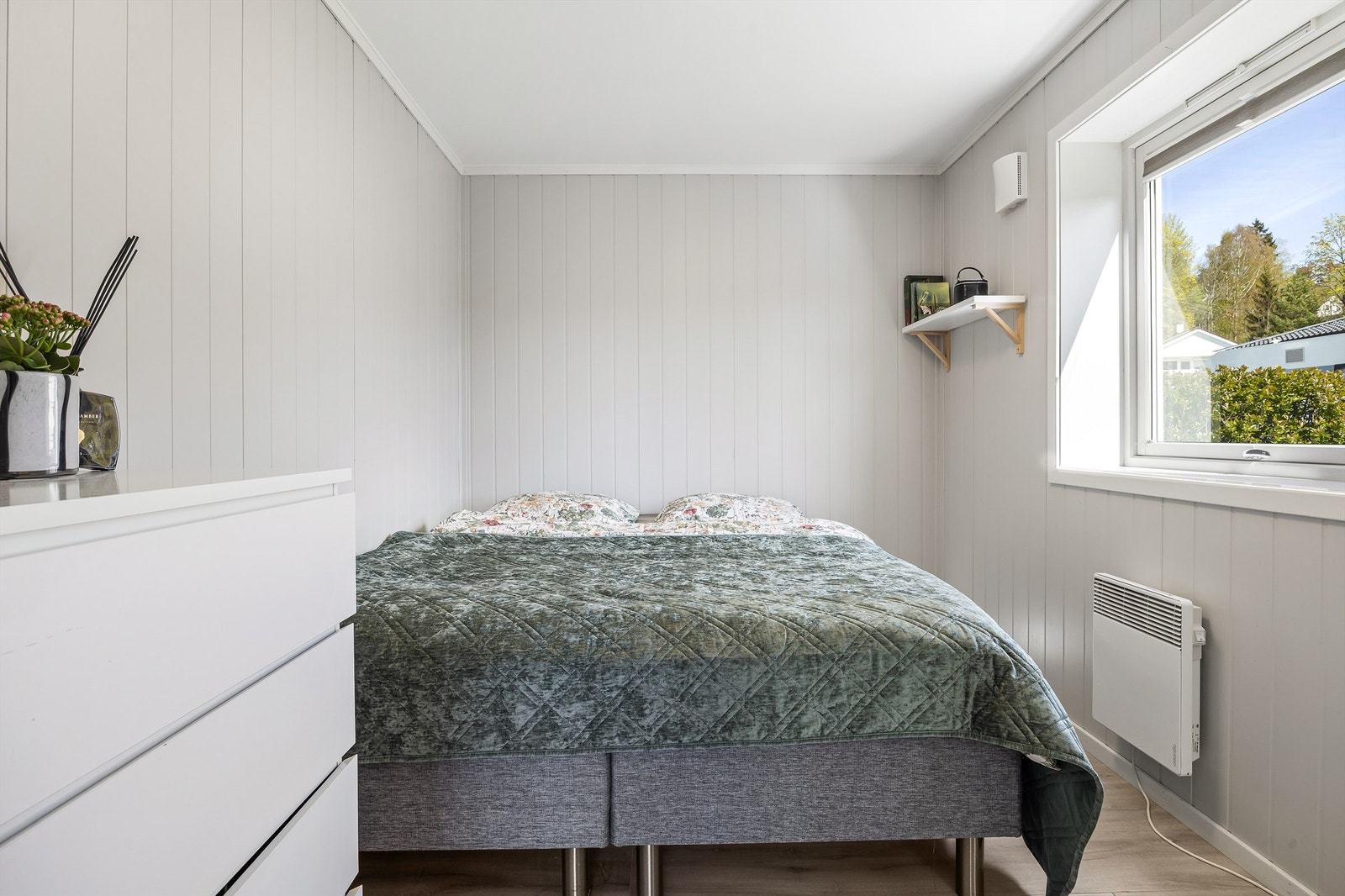 Hovedsoverommet har god plass til dobbeltseng og oppbevaringsmøbler. Galleribilde