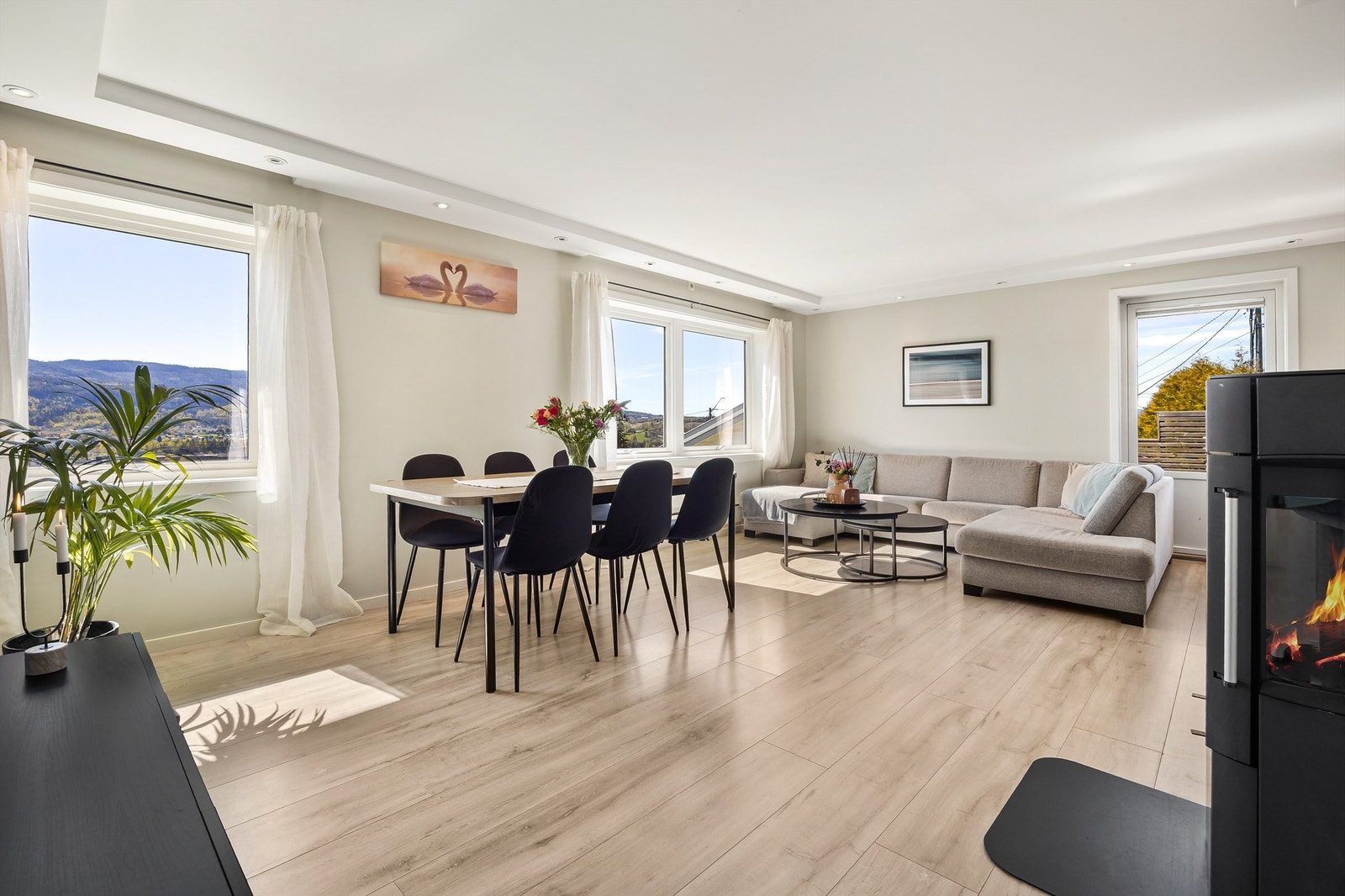 Fra stuen er det direkte utgang til en romslig veranda (ikke byggemeldt). Verandadøren er fra 2019. Galleribilde