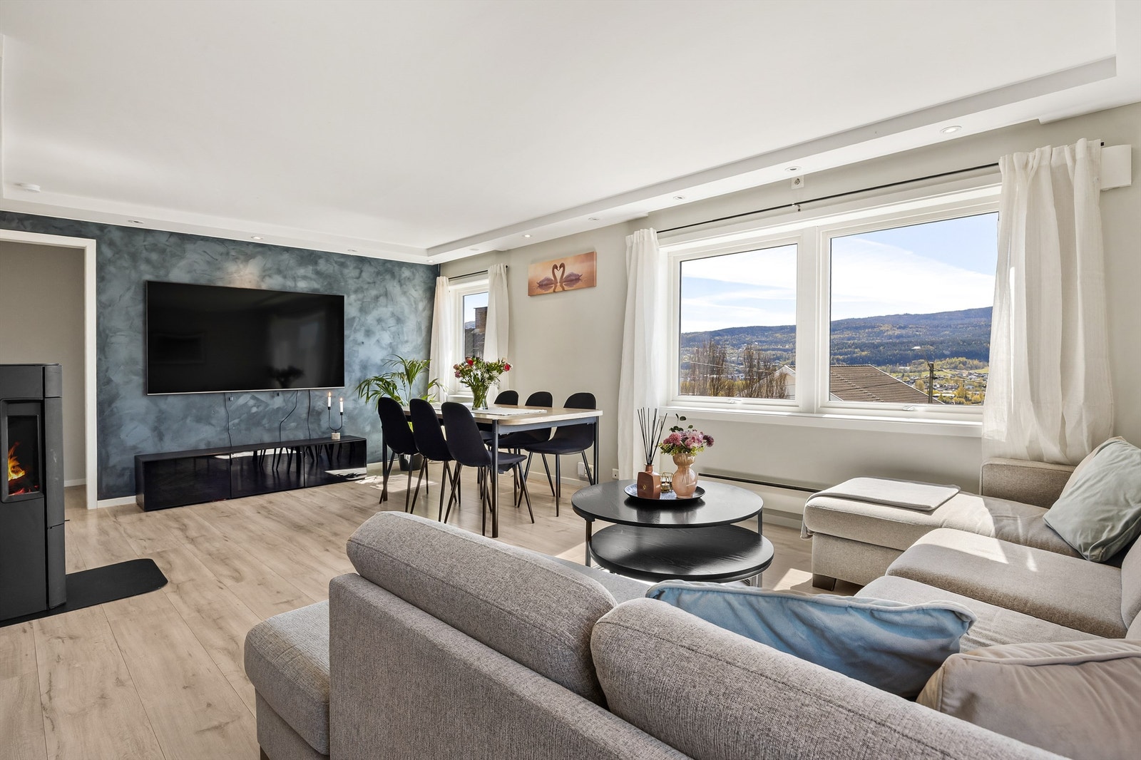 Stuen har god plass til både en romslig sofagruppe og et langbord for sosiale sammenkomster. Galleribilde