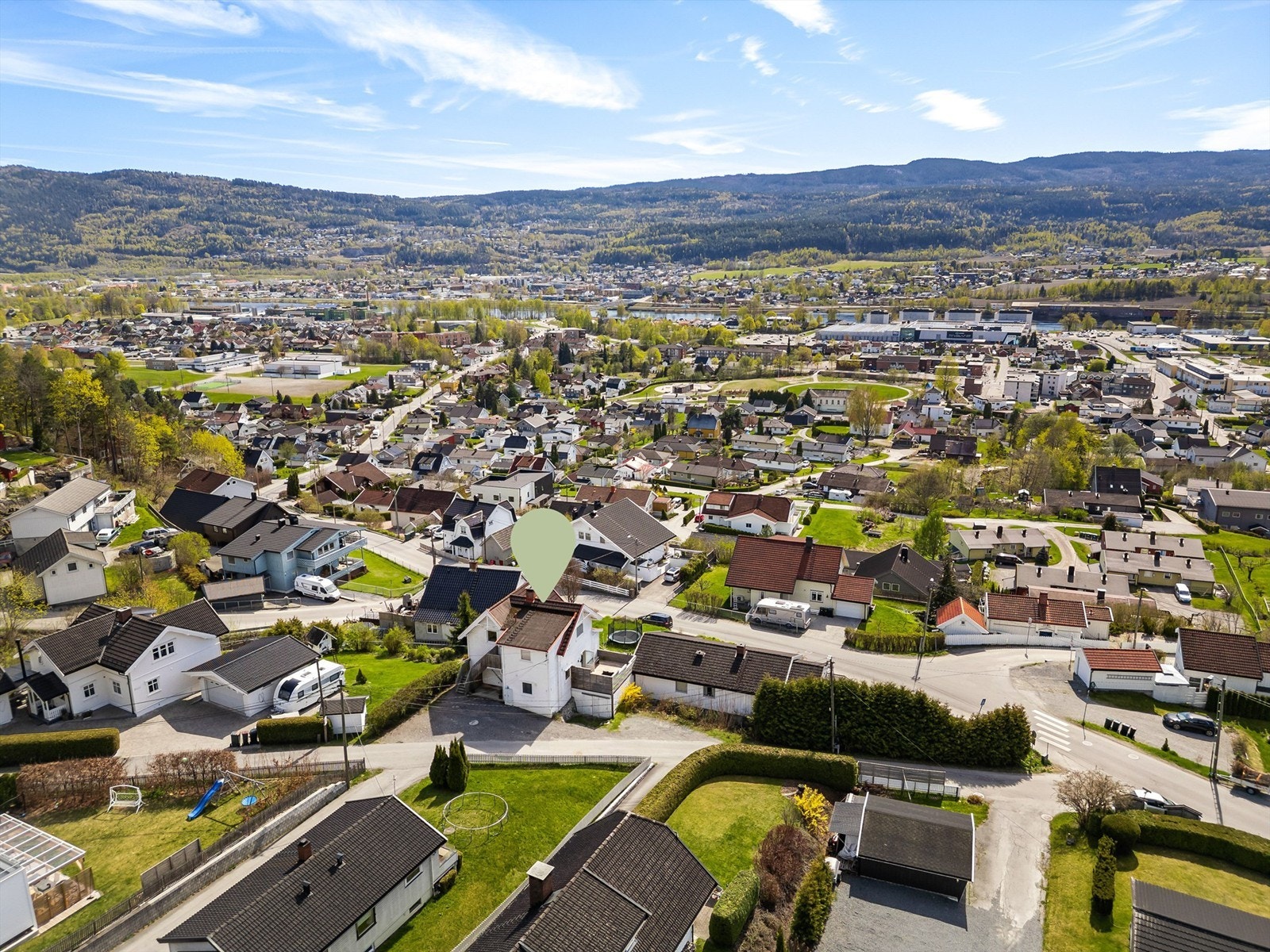Krokstadelva er et barnevennlig område med flere barnefamilier. Galleribilde