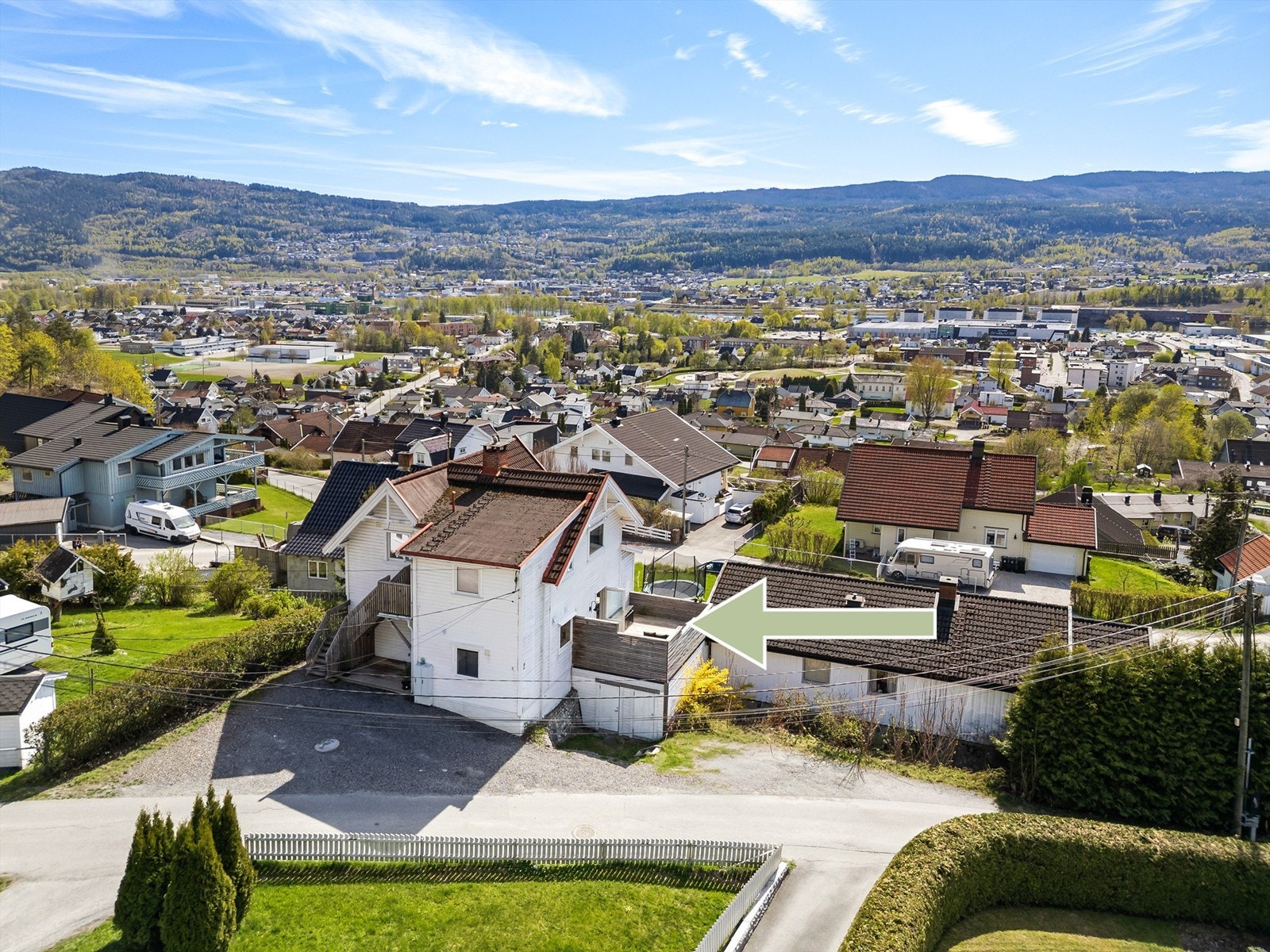 Beliggenheten i Fjellheimveien gir nærhet til både sentrumstilbud og marka. Galleribilde