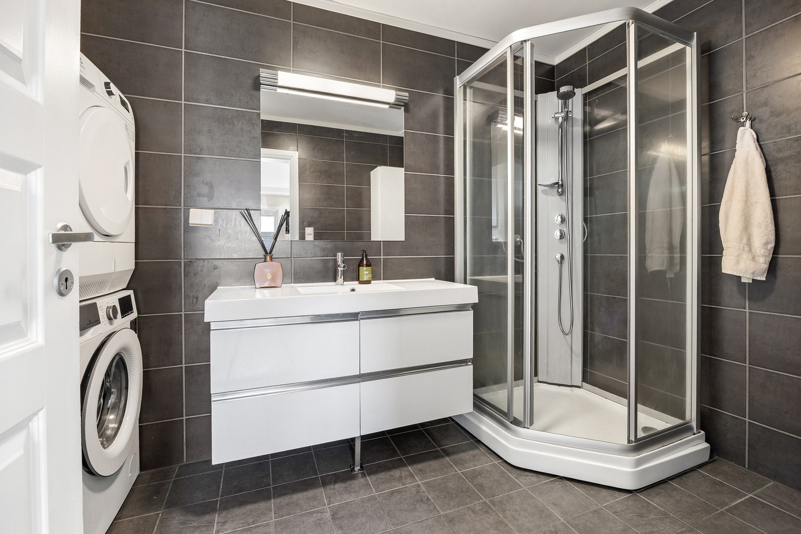 Badet har dusjkabinett og servantinnredning med oppbevaringsplass. Galleribilde