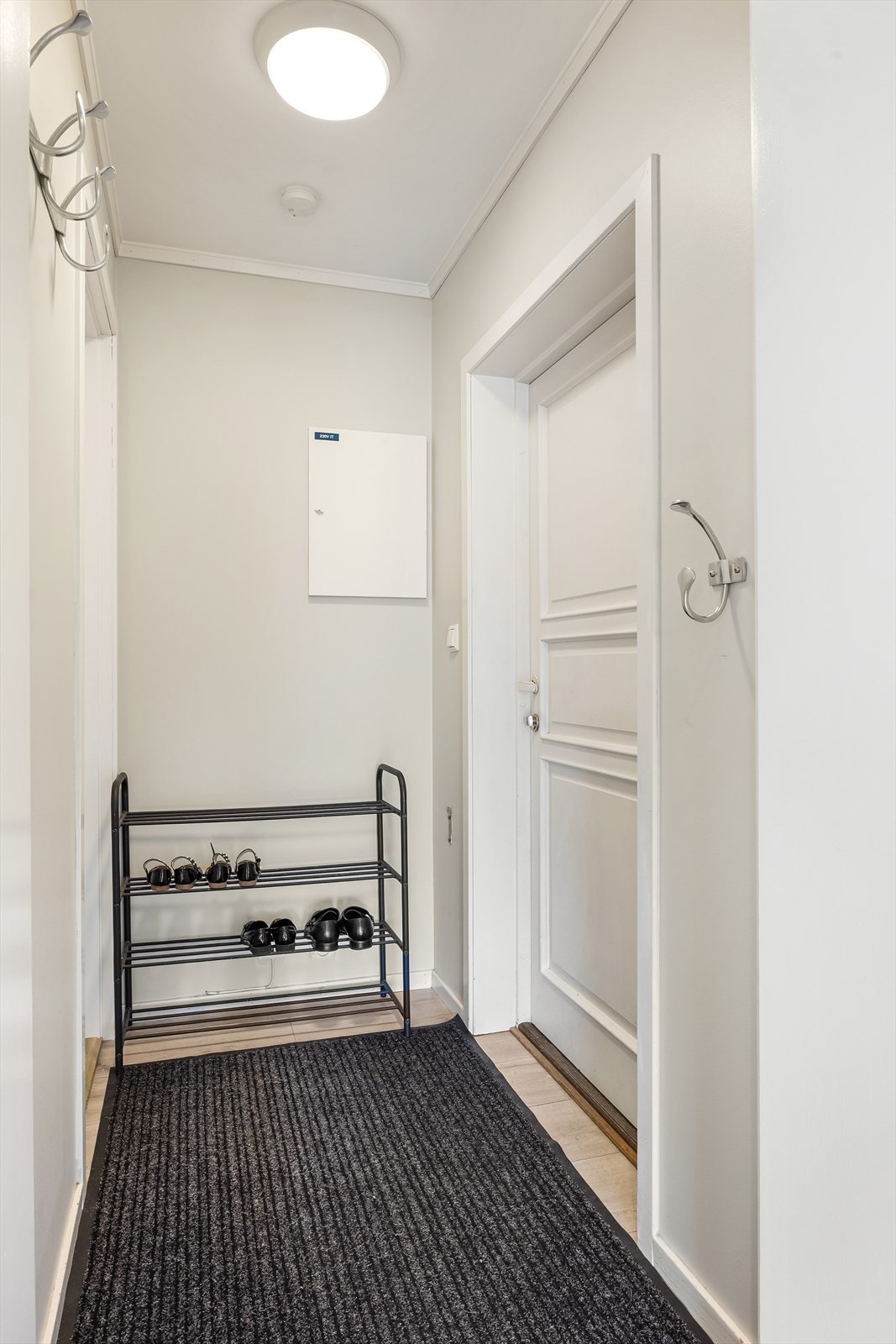 Inngangspartiet ønsker velkommen inn i boligen. Ytterdøren er fra 2019. Galleribilde