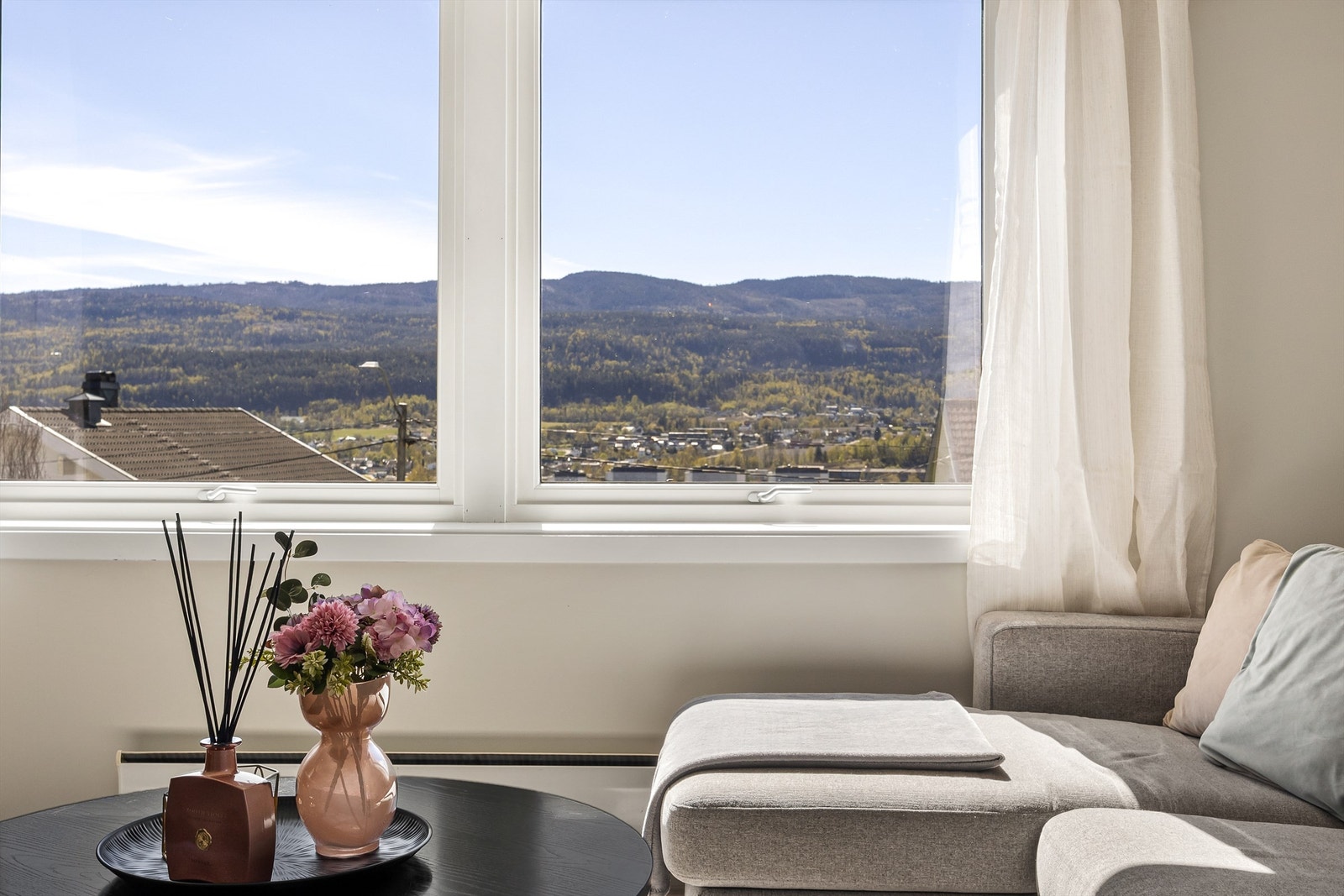 Store vindusflater slipper inn rikelig med dagslys og rammer inn den fine utsikten. Vinduer er fra 2012 og 2023. Galleribilde
