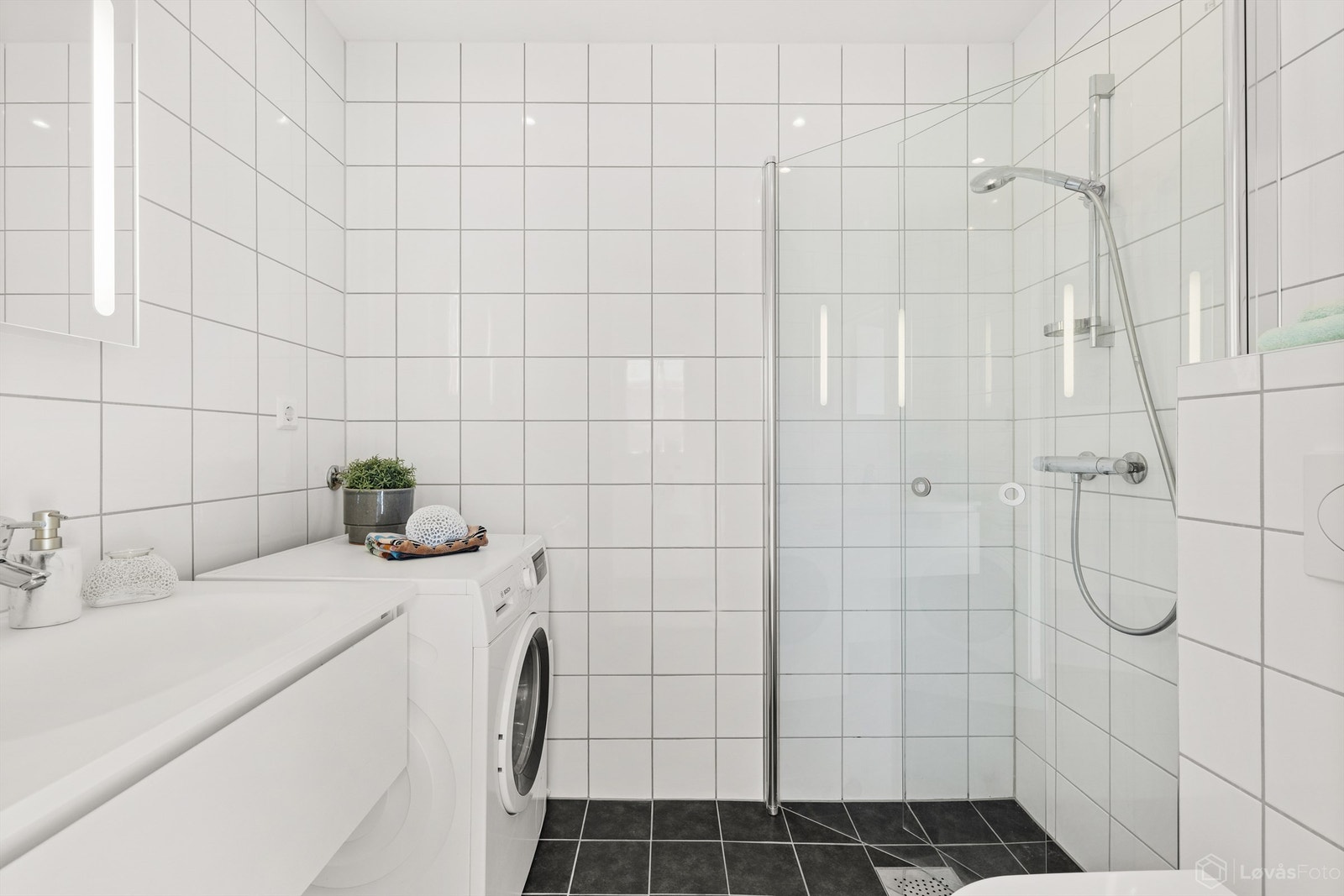 Bad med vannbåren gulvvarme og downlights i himling. Opplegg for vaskemaskin Galleribilde