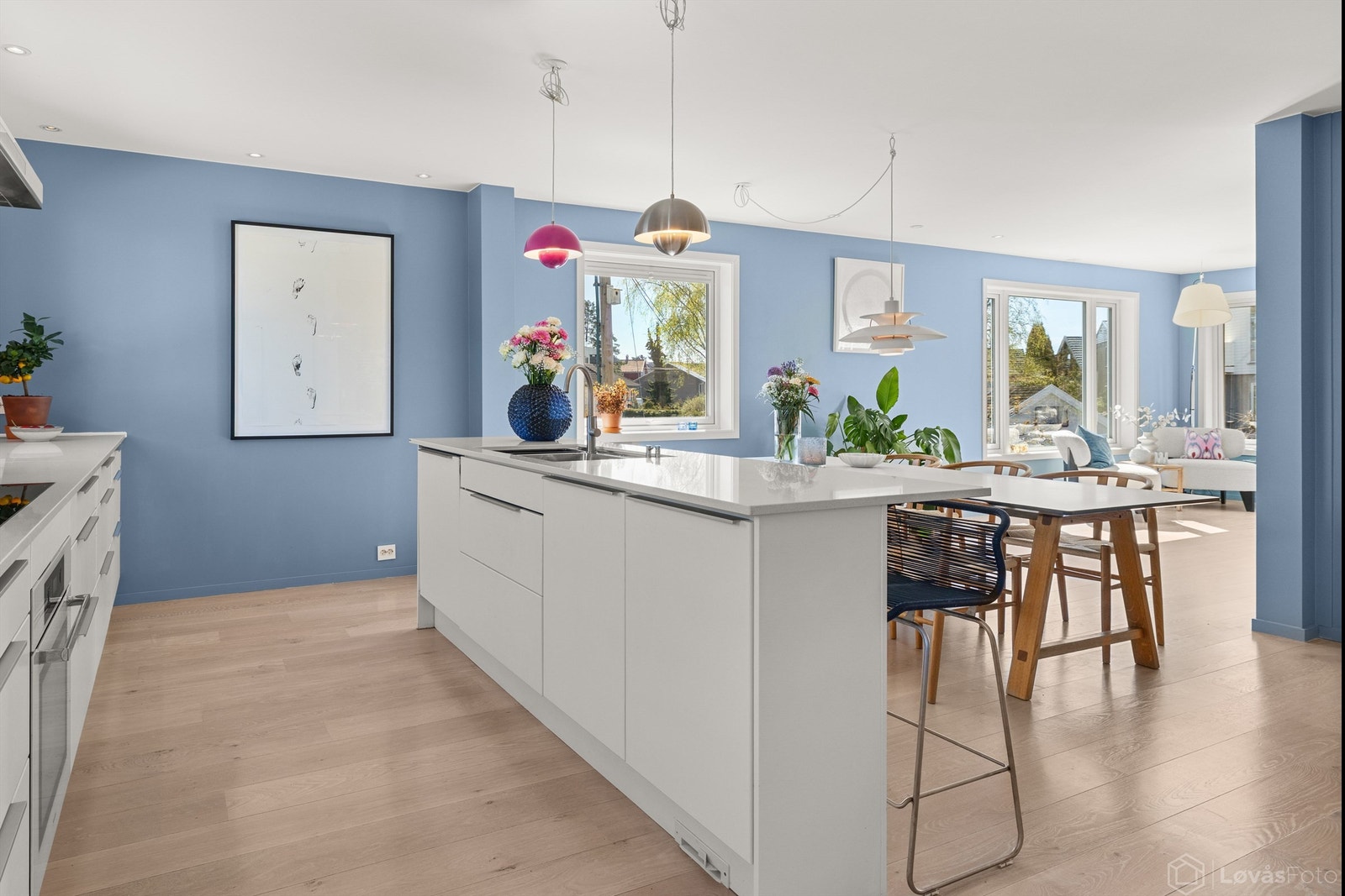Kjøkkeninnredning fra Sigdal med rikelig med skap- og benkeplass Galleribilde
