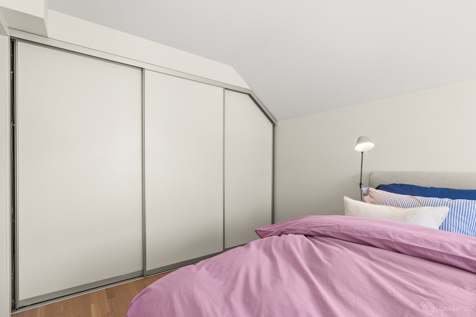 Soverom 1 med skyvedørsgarderobe Galleribilde