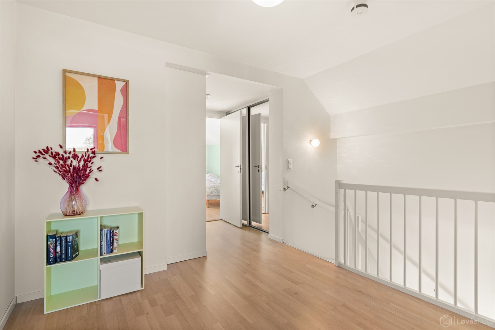 Romslig trappegang med adkomst til badet og alle de fire soverommene. Skyvedørsgarderobe i gangen, samt adkomst til kaldtloft via luke i himling med nedtrekkbar stige. Tregulv på hele loftet med god lagringsplass Galleribilde