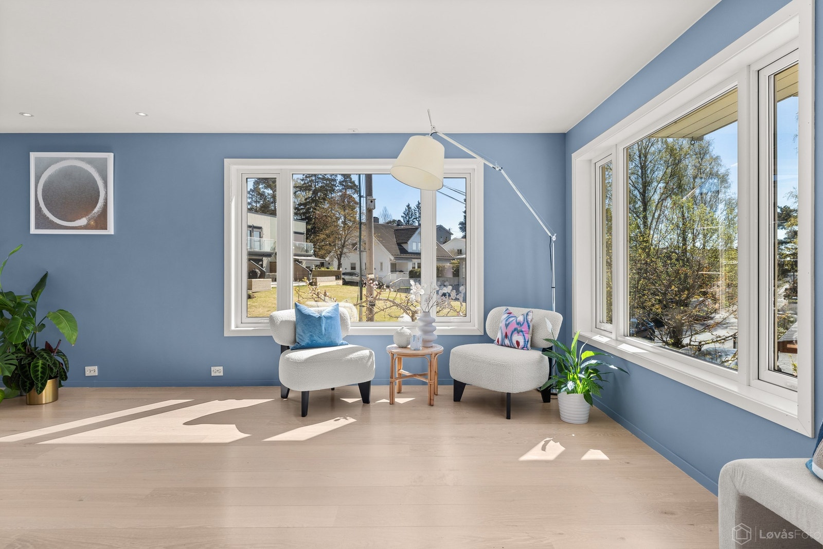 Store vindusflater gir godt med dagslys Galleribilde
