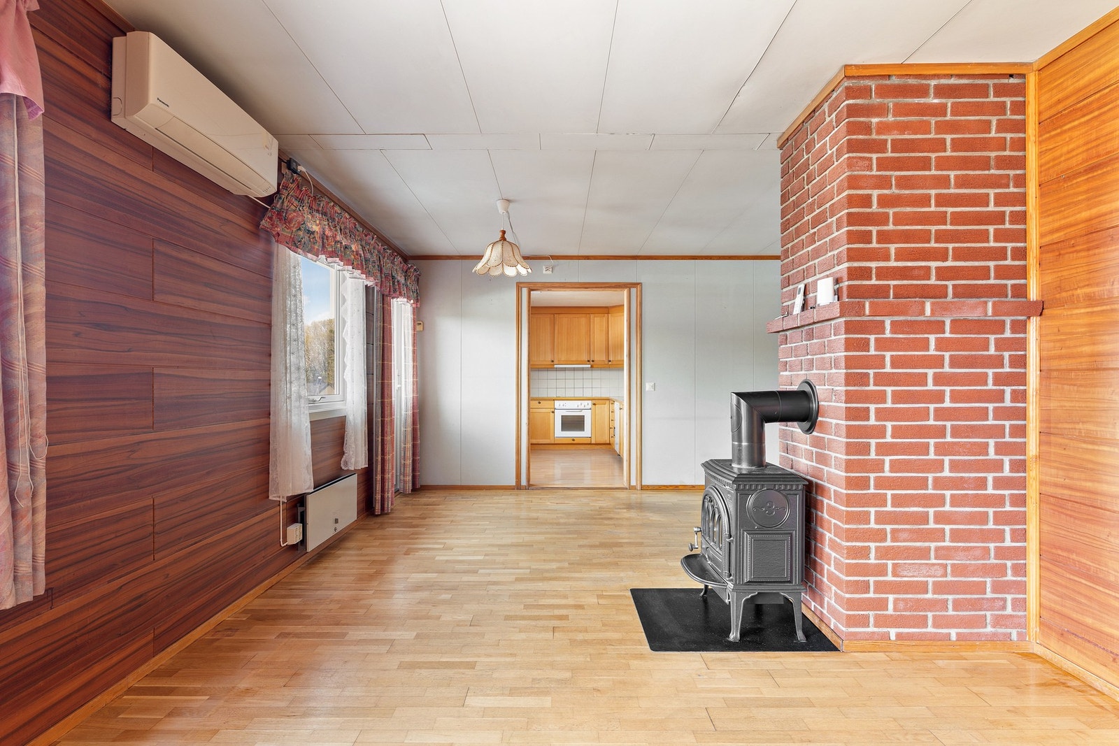 Boligen har elektrisk oppvarming, varmepumpe og vedfyring. Galleribilde