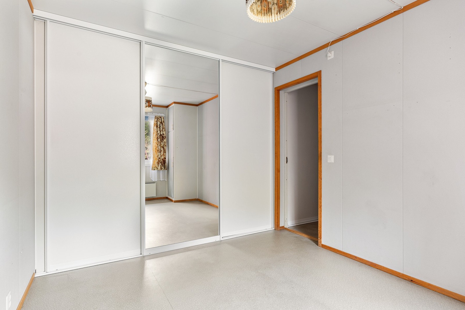 Hovedsoverommet har praktisk skyvedørsgarderobe. Galleribilde
