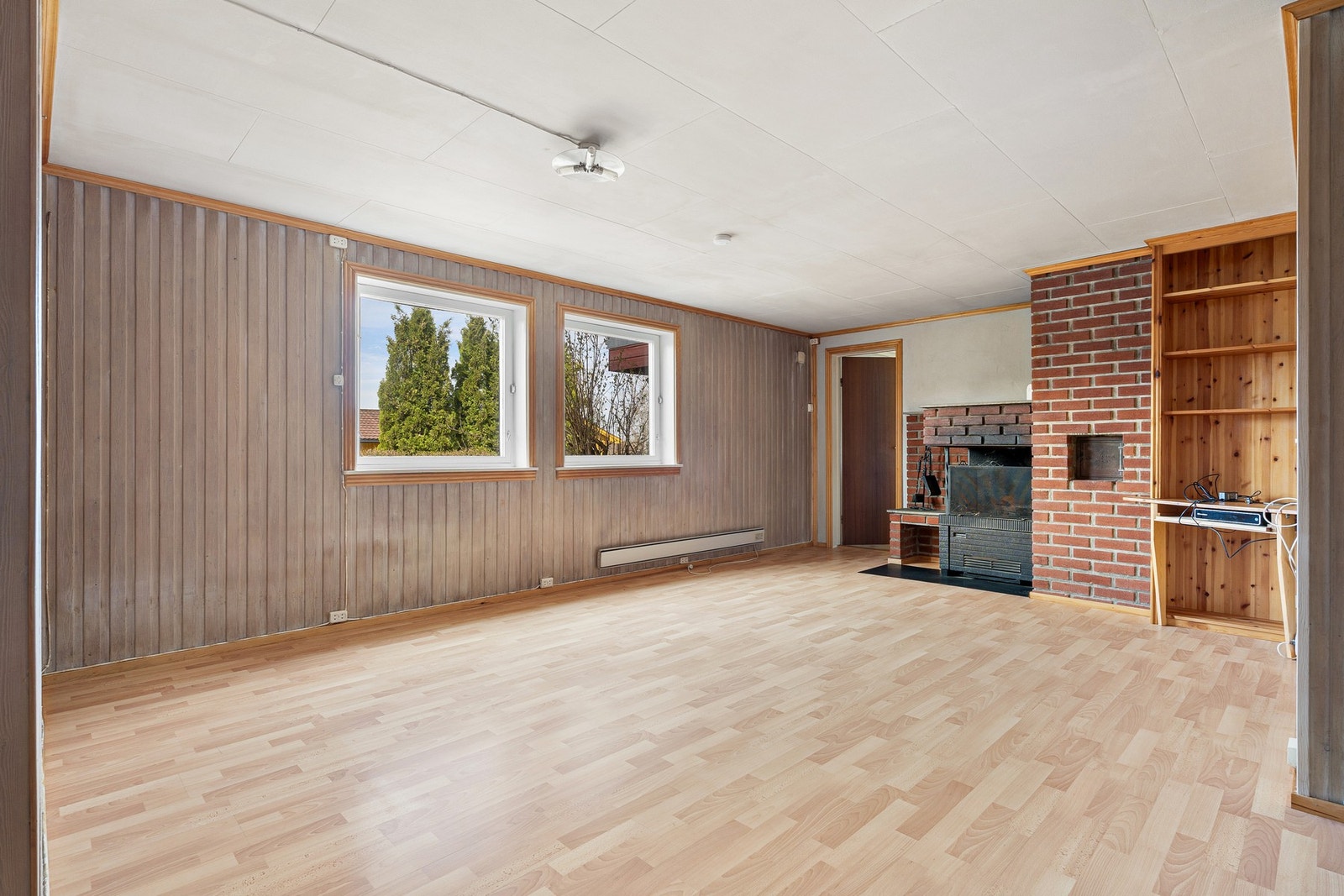 Rom brukt som stue i sokkeletasjen. Galleribilde