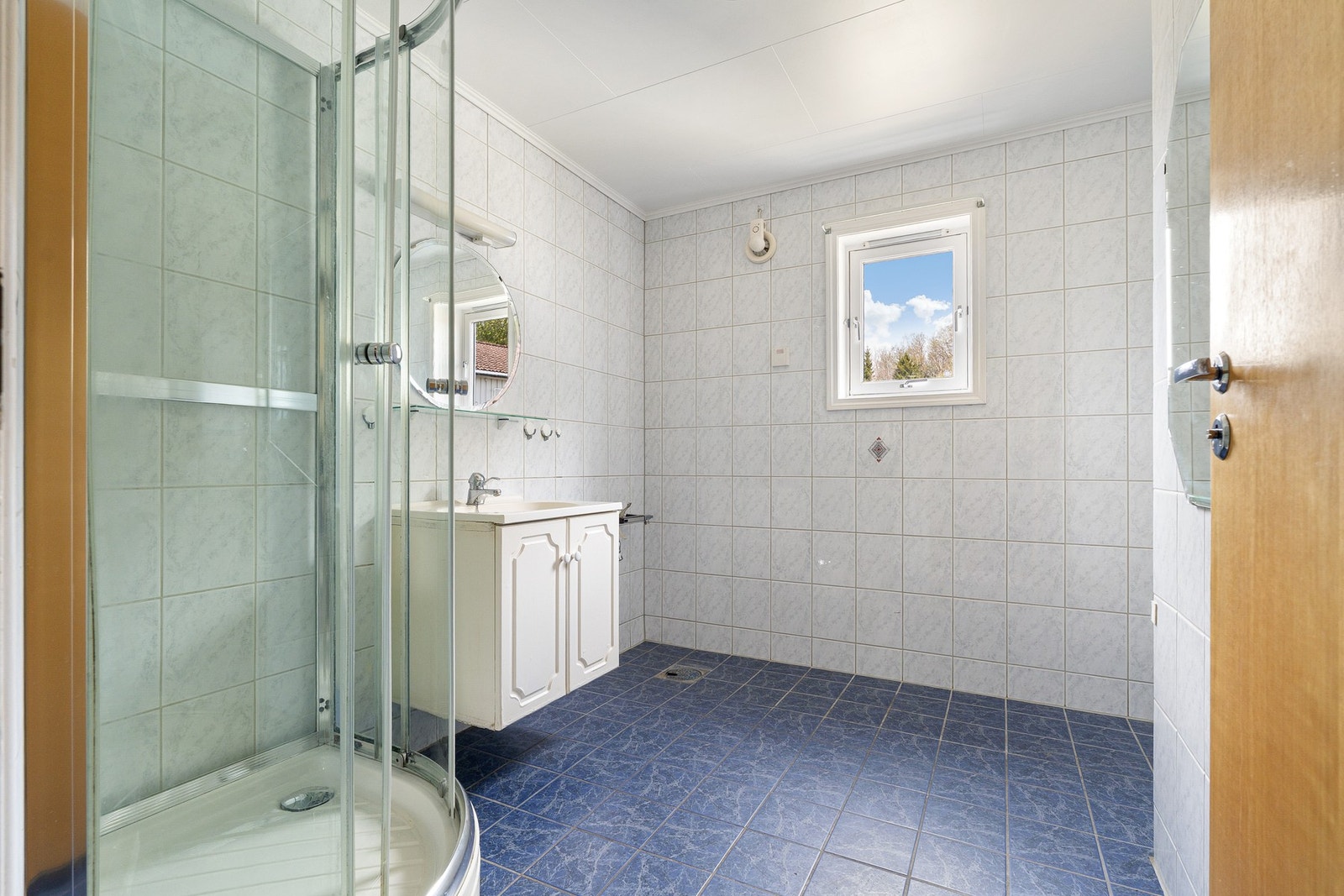 Badet har varme i gulvet. Galleribilde