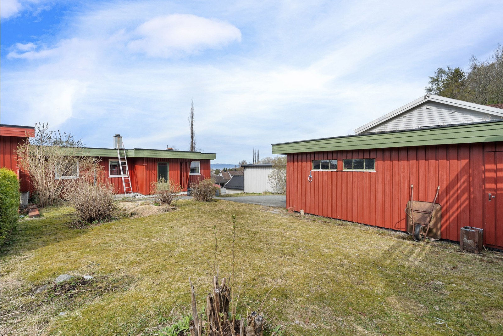 Hyggelig og skjermet hage på baksiden av huset. Galleribilde
