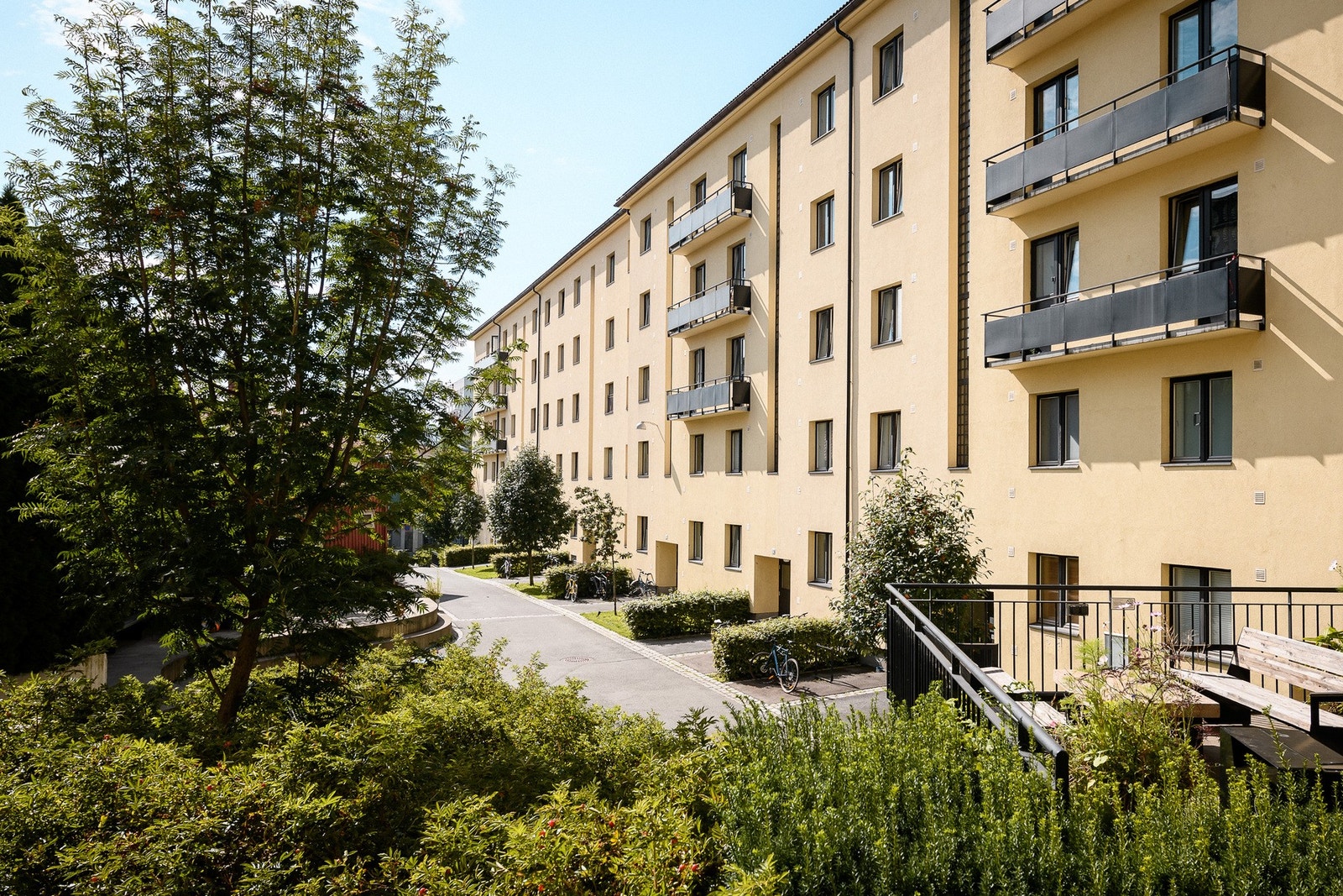 Fellesområdet er lett tilgjengelig og har både utendørs sykkelparkering og sykkelboder. Galleribilde