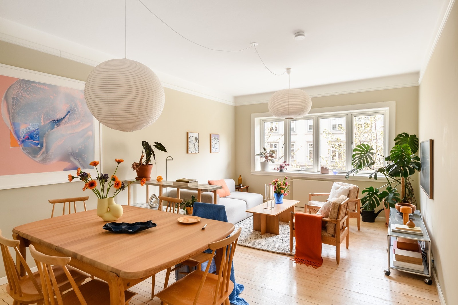 Stuen er romslig og har plass til både en stor sofagruppe og spisebord. Galleribilde