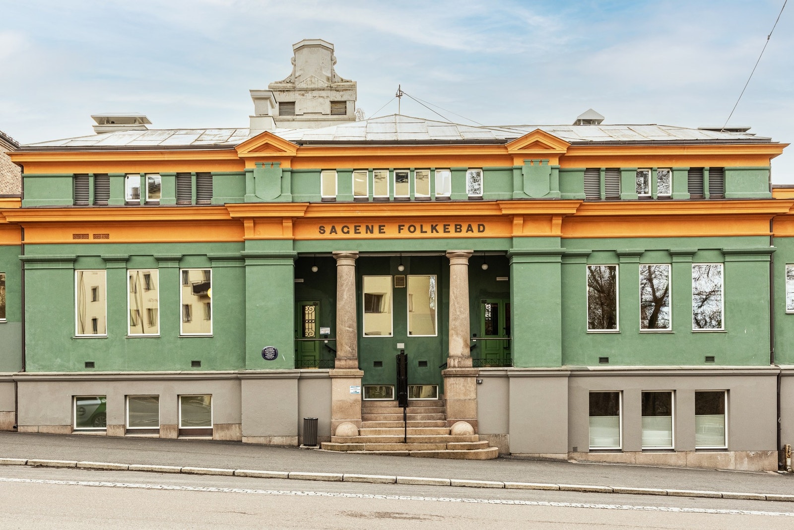 Beliggenheten på Øvre Grünerløkka er sentral, med historiske Sagene Folkebad rett over gaten. Galleribilde