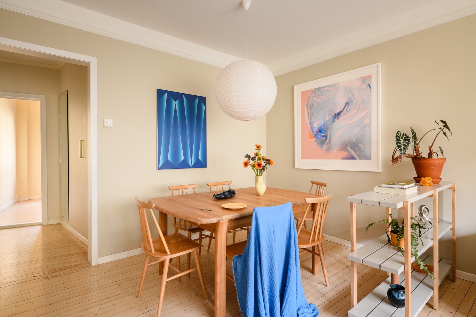 Sosial samlingsplass: Spisestuen har god plass til stort spisebord. Galleribilde