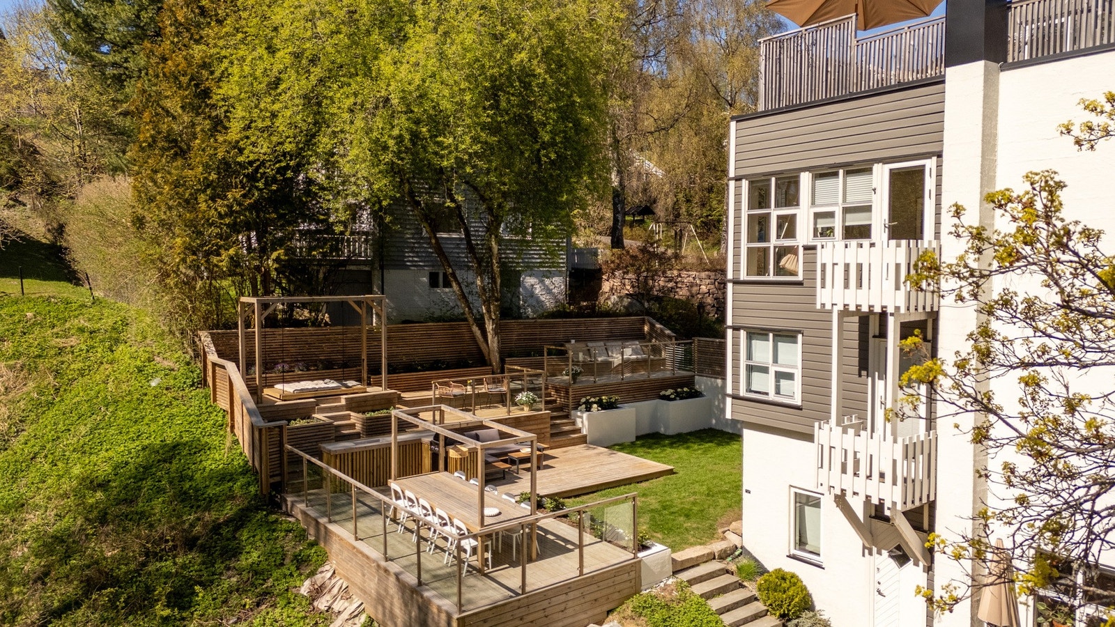 Når solen går ned i hagen sen ettermiddag, fortsetter kvelden på takterrassen. Galleribilde