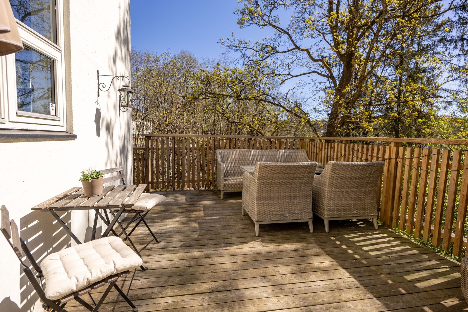 Fra inngangsparti til dagens utleiedel er det etablert terrasse. Galleribilde