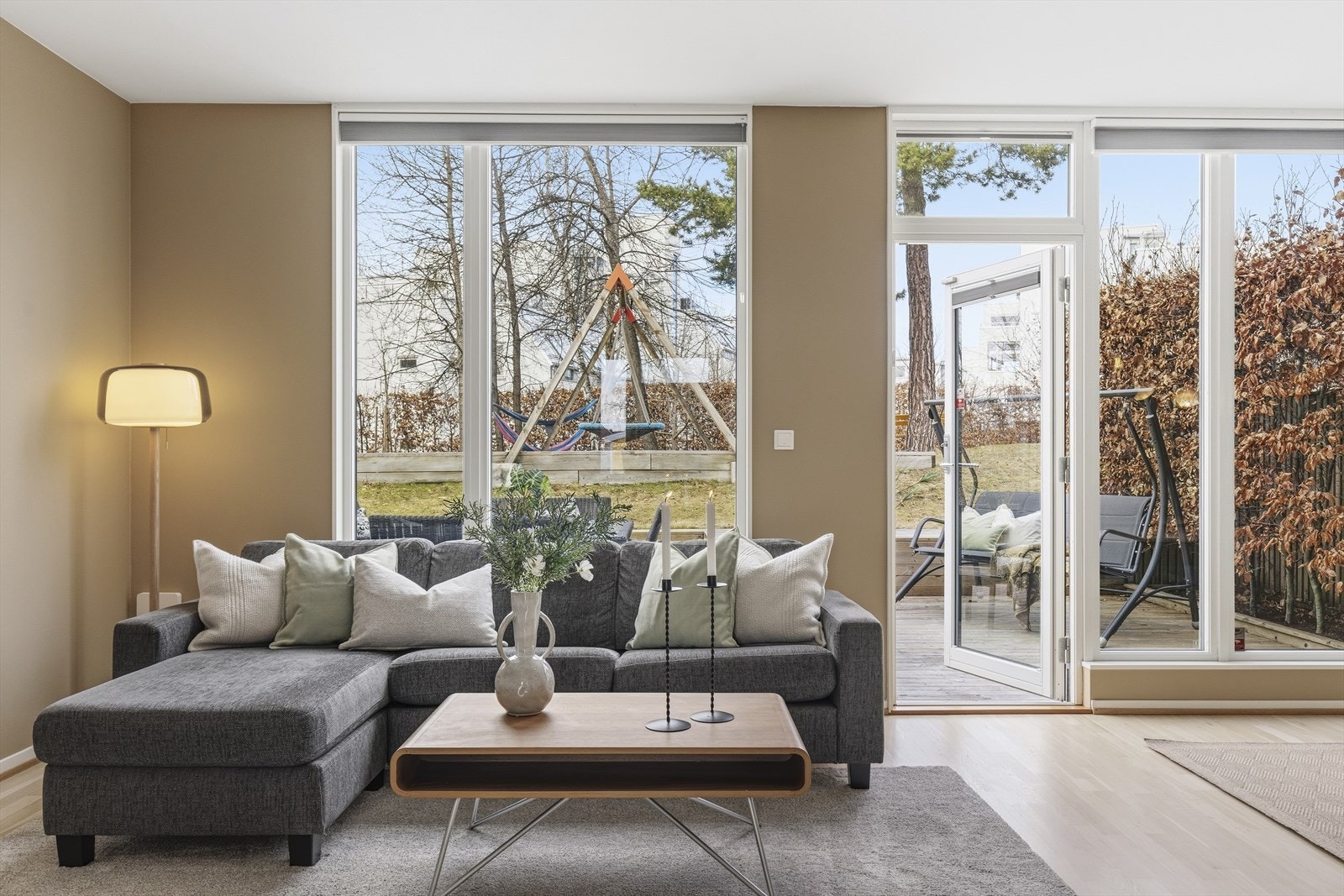 I stuen er det god plass til både spisestue og sofagruppe. Videre er det utgang til terrasse og felles hage samt lekeplass for barna. Galleribilde