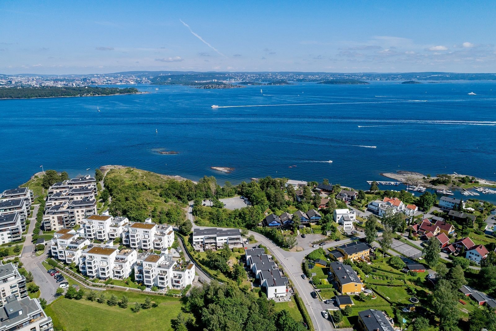 Det tar deg ca. 10 minutter med bil til Oslo sentrum. Denne kombinasjonen finner du rett og slett ingen andre steder. Her er det kort vei til tur og sportsaktiviteter, badestrender, skoler og barnehager. Galleribilde