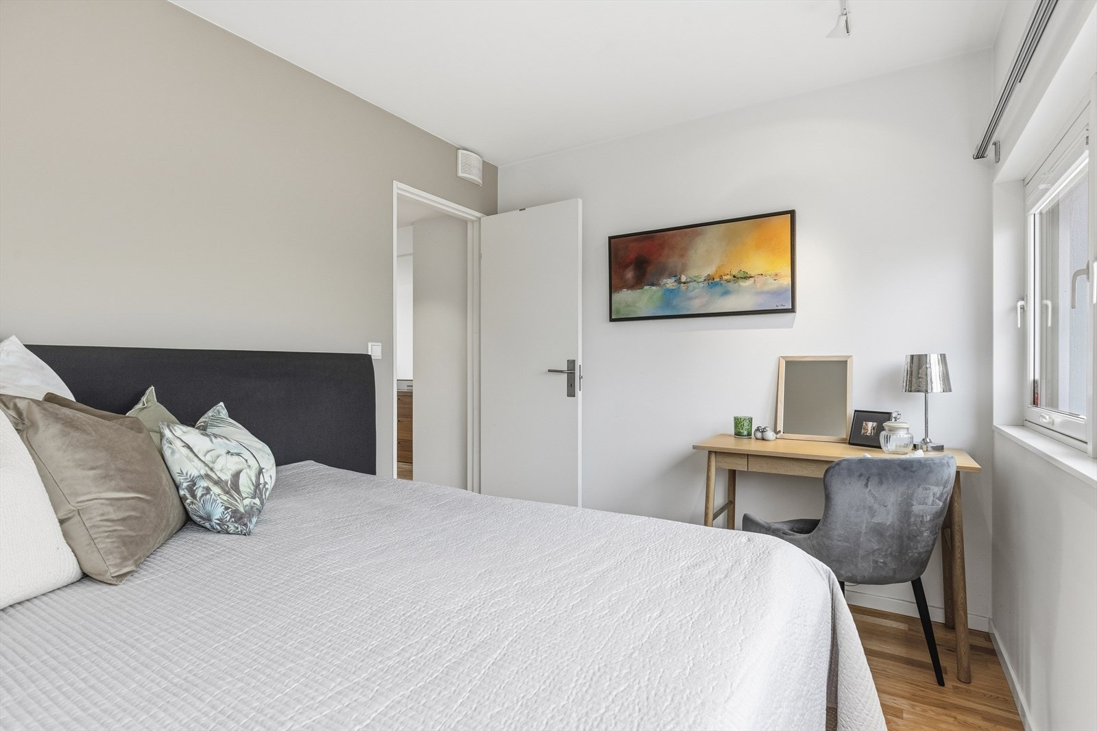 Rommene er romslig og det er god plass til seng, garderobe og annet ønskelig møblement. Galleribilde