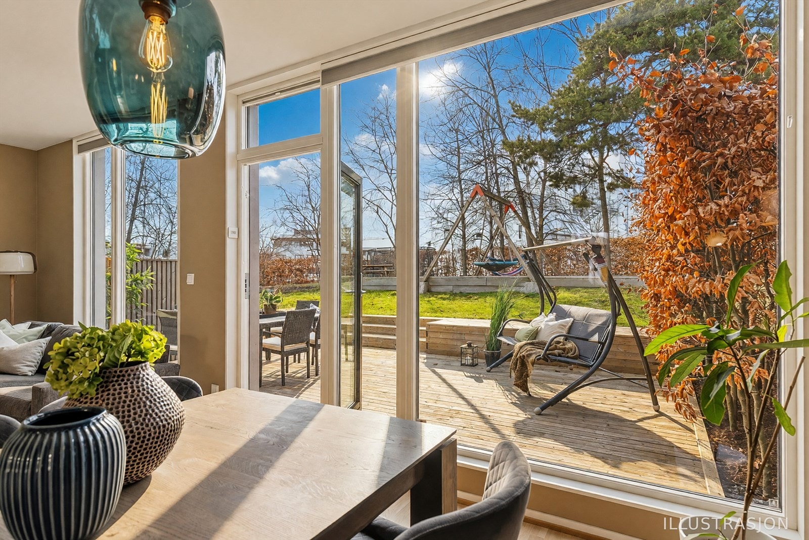 Store vindusflater og utgang til terrasse og felles, usjenert og rolig hage. (Bildet er redigert). Galleribilde